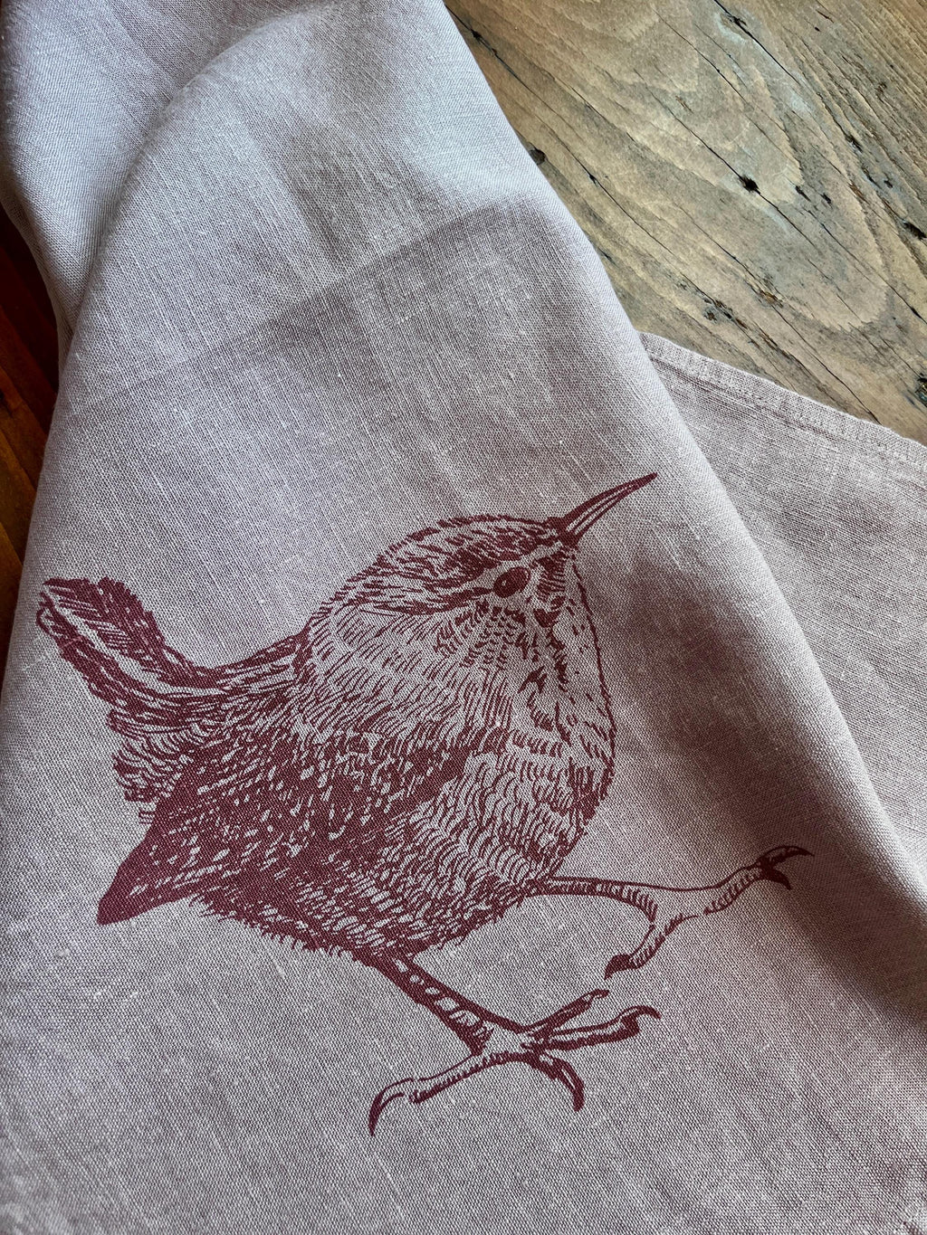 Leinen-Geschirrtuch mit Zaunkönig in taupe / Brombeere, Siebdruck, nachhaltiges, vorgewaschenes Leinen handbedruckt, kleiner Tischläufer