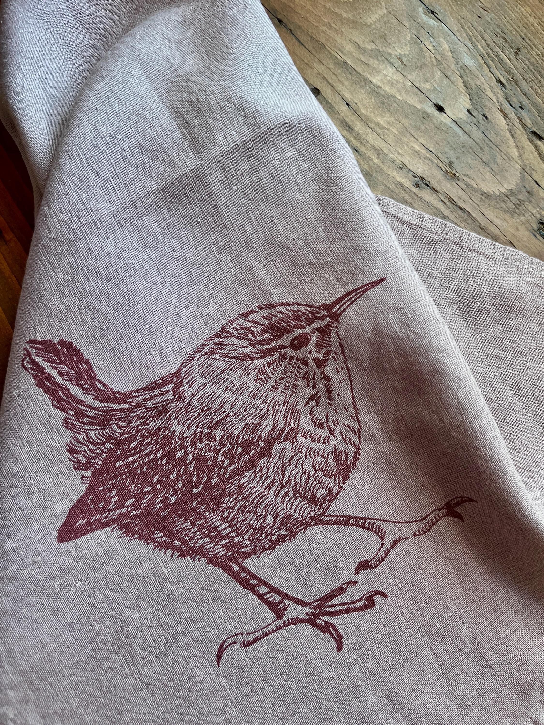 Leinen-Geschirrtuch mit Zaunkönig in taupe / Brombeere, Siebdruck, nachhaltiges, vorgewaschenes Leinen handbedruckt, kleiner Tischläufer