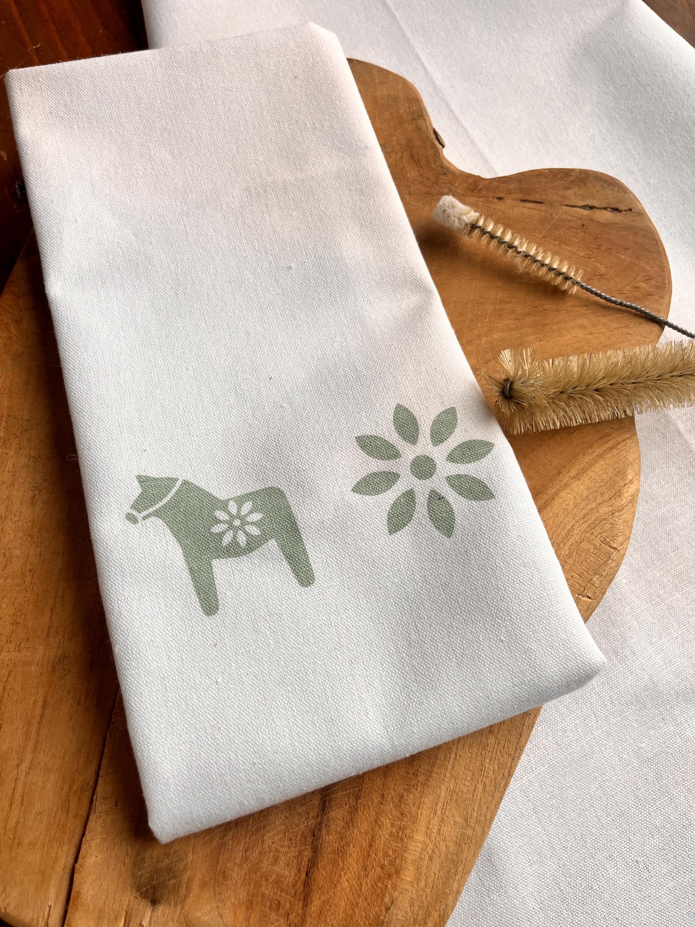 Geschirrtuch / Tischläufer mit skandinavischen Motiven, Dala-Pferdchen, Halbleinen, Siebdruck, handbedruckt, Geschenk Pferdeliebhaber