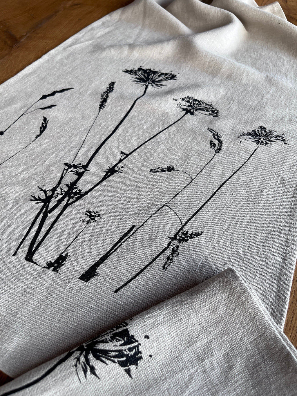Handbedruckter Leinen Tischläufer mit botanischem Motiv - Handgemachte Frühlingsdeko für den Esstisch / Hochzeit - Boho & Skandi Stil