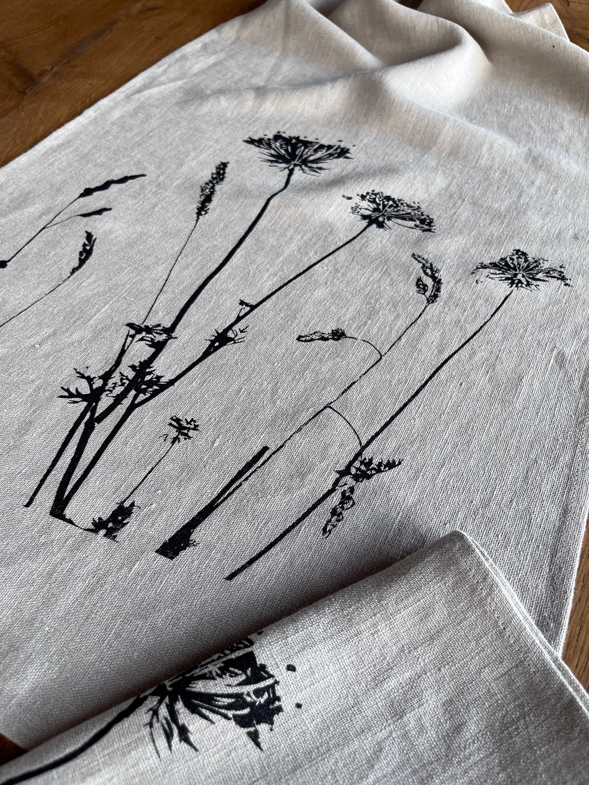 Handbedruckter Leinen Tischläufer mit botanischem Motiv - Handgemachte Frühlingsdeko für den Esstisch / Hochzeit - Boho & Skandi Stil