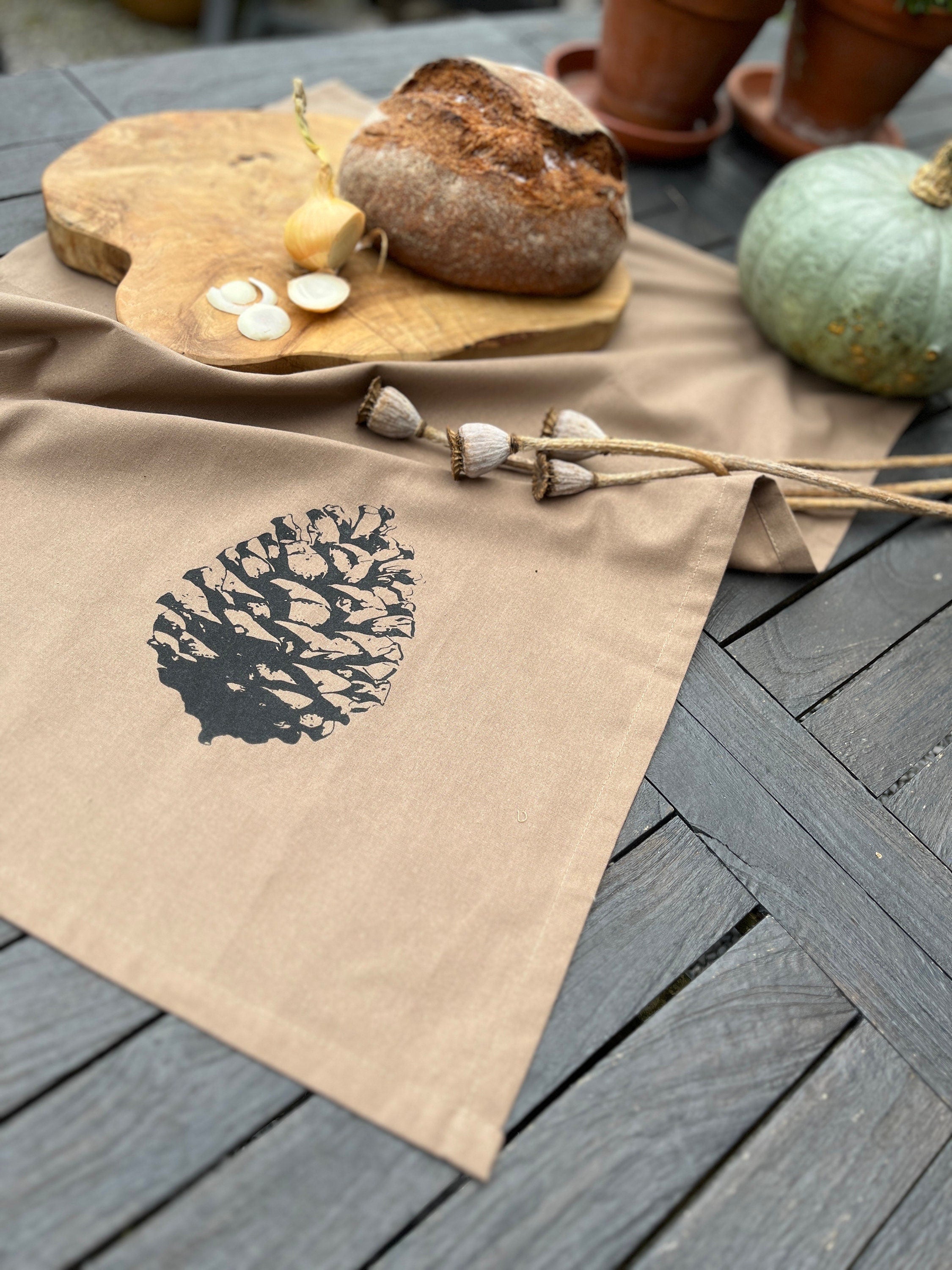 Bedrucktes Geschirrtuch "Pinien-Zapfen", schwarz / beige, Küchen-Deko, Küchentuch Baumwolle, Siebdruck, Herbst Dekoration Küche