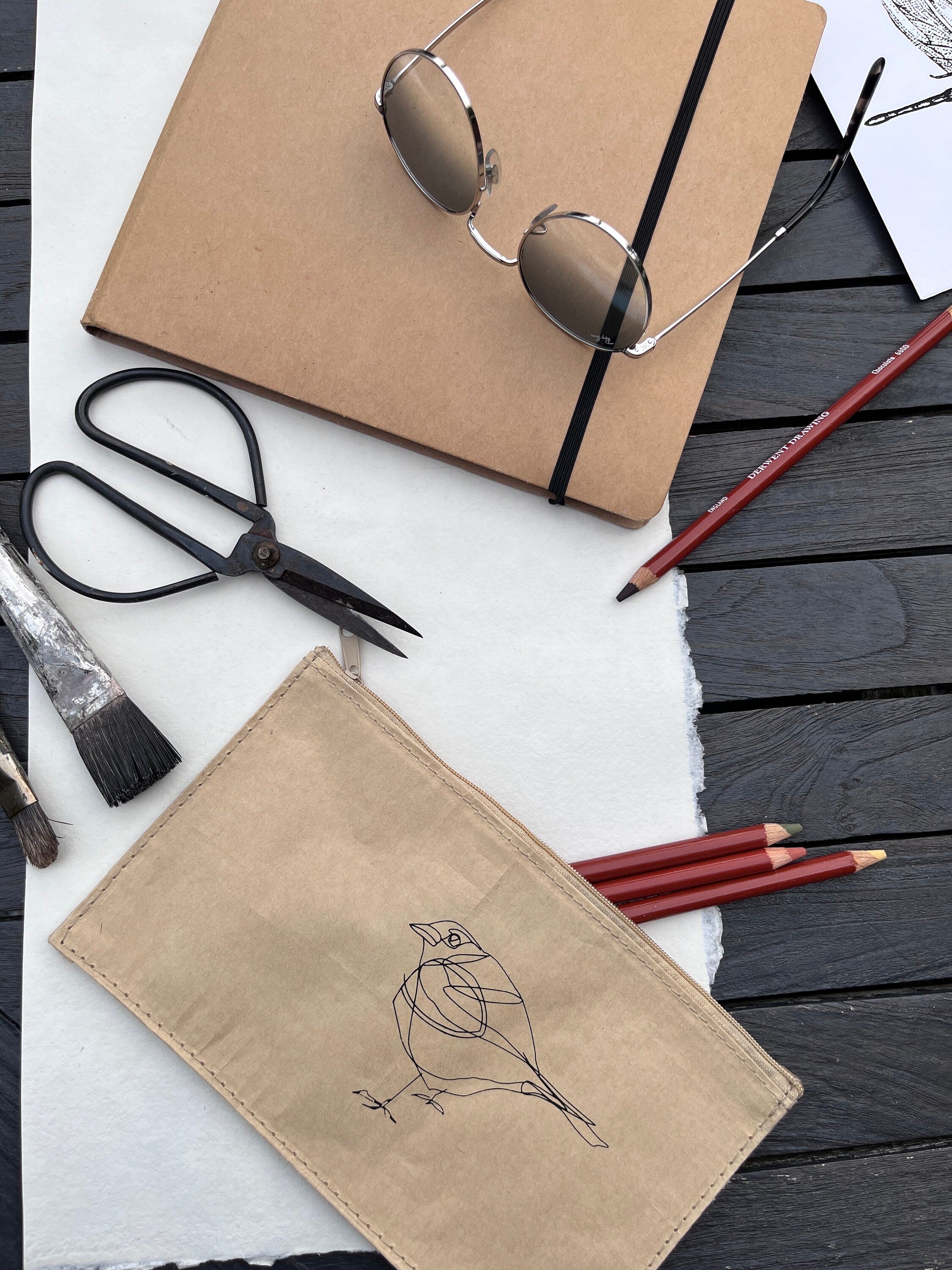 Bedrucktes nachhaltiges Stifte-Mäppchen aus Kraftpapier mit zartem, puristischen Spatz-Motiv, schwarz / natur, Stifte Etui Siebdruck