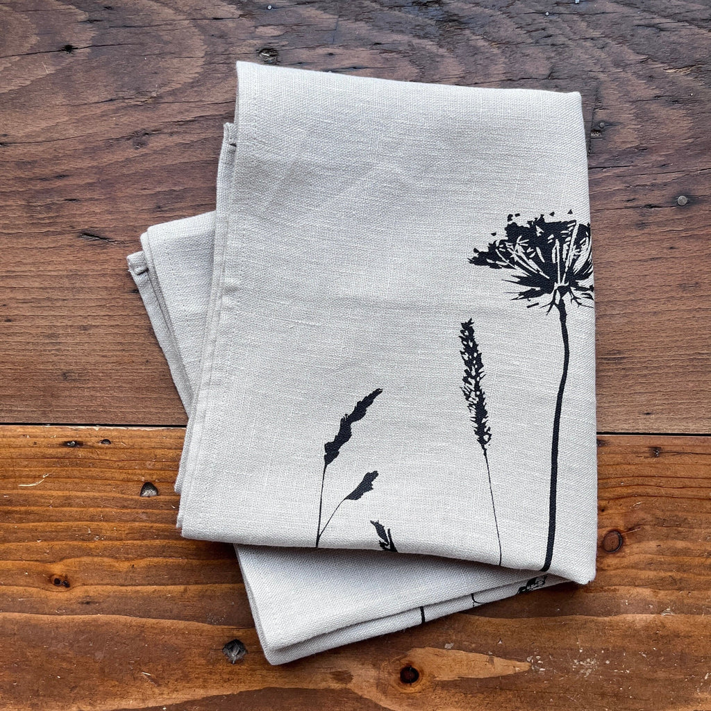 Handbedruckter Leinen Tischläufer mit botanischem Motiv - Handgemachte Frühlingsdeko für den Esstisch / Hochzeit - Boho & Skandi Stil