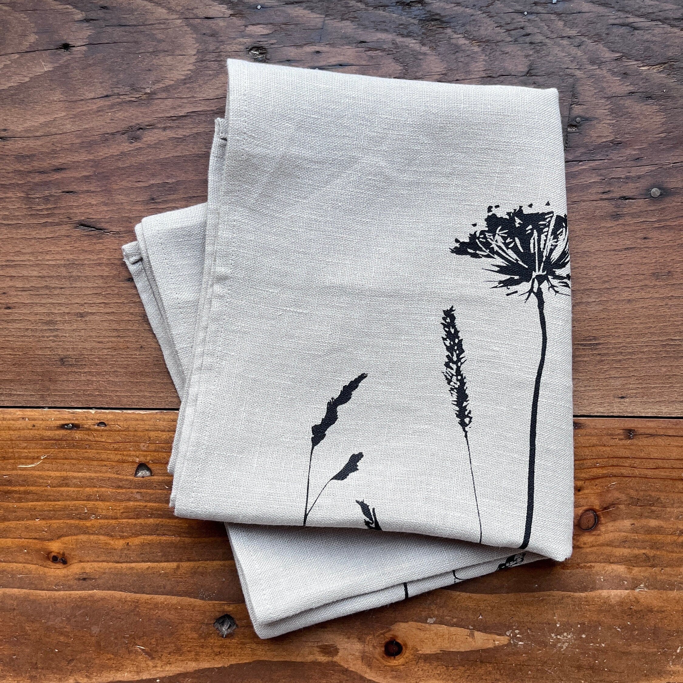 Handbedruckter Leinen Tischläufer mit botanischem Motiv - Handgemachte Frühlingsdeko für den Esstisch / Hochzeit - Boho & Skandi Stil