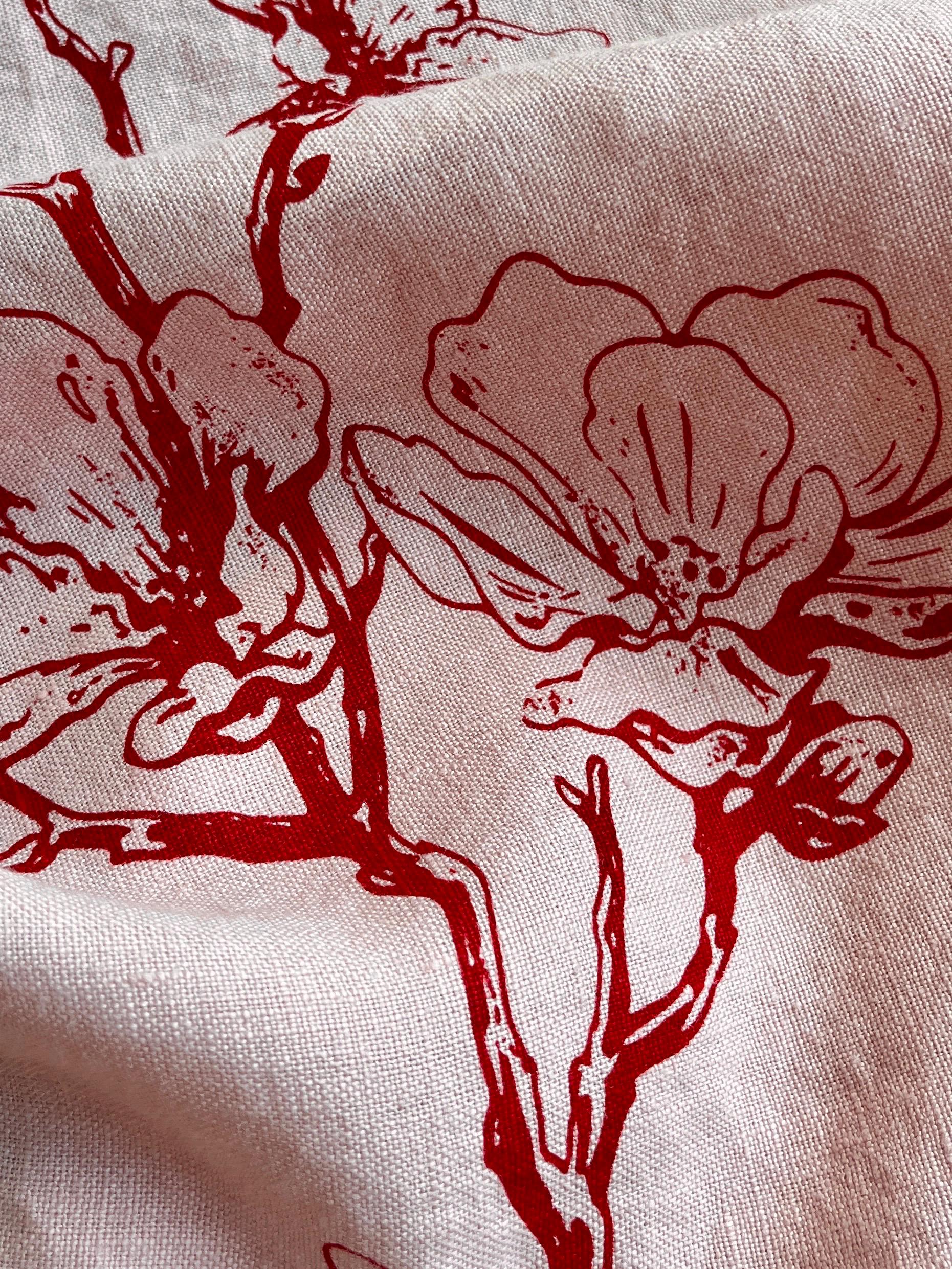 Frühlingshaftes Leinen-Geschirrtuch mit Kirschblüten – handbedruckt | Rosé & Kirschrot, Siebdruck Handarbeit | nachhaltige Küchentextilien