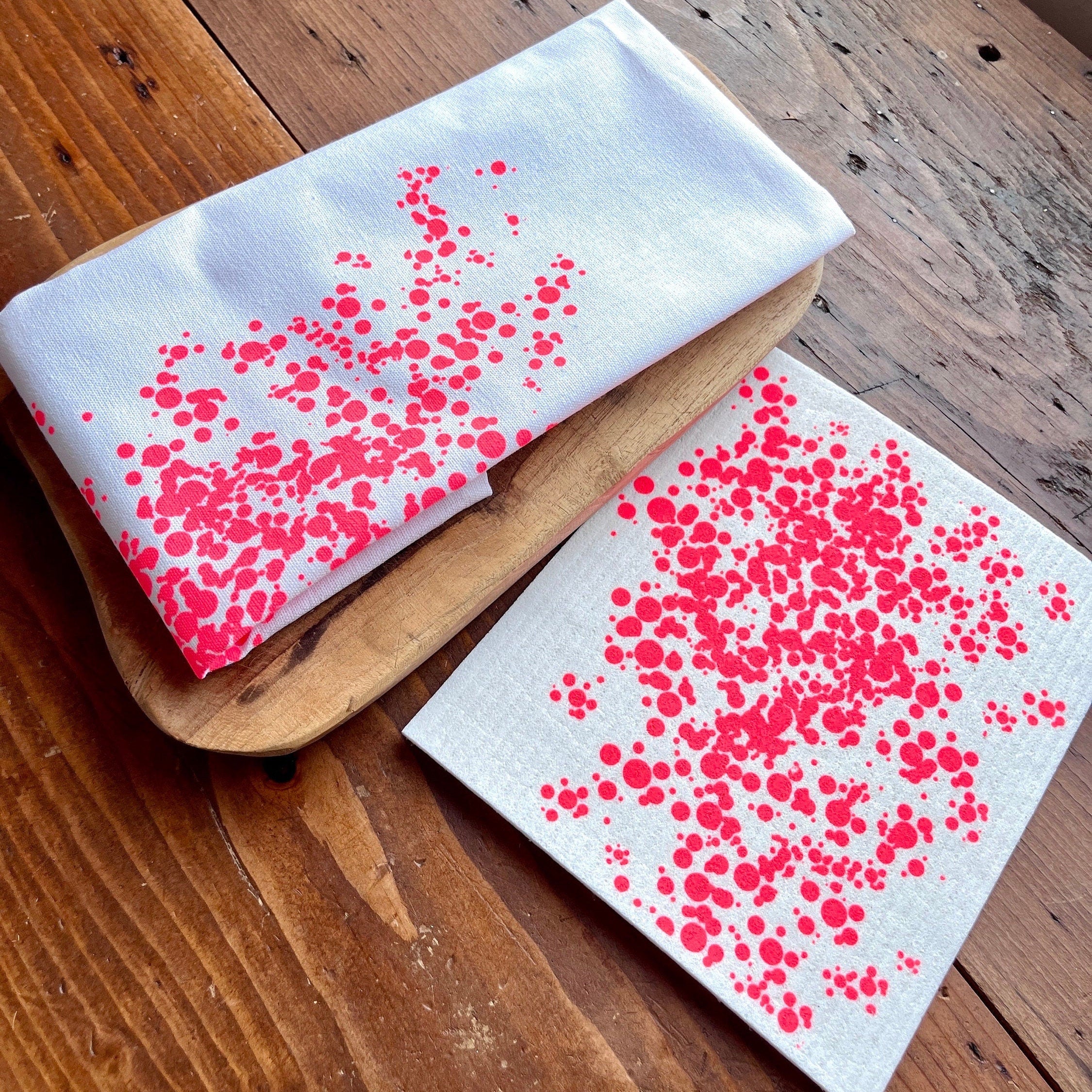 Set Geschirrtuch + Schwammtuch in Neon-rot bedruckt, Siebdruck, Neon Trend, Geschenk für Skandinavien Fan, moderne Küchentücher