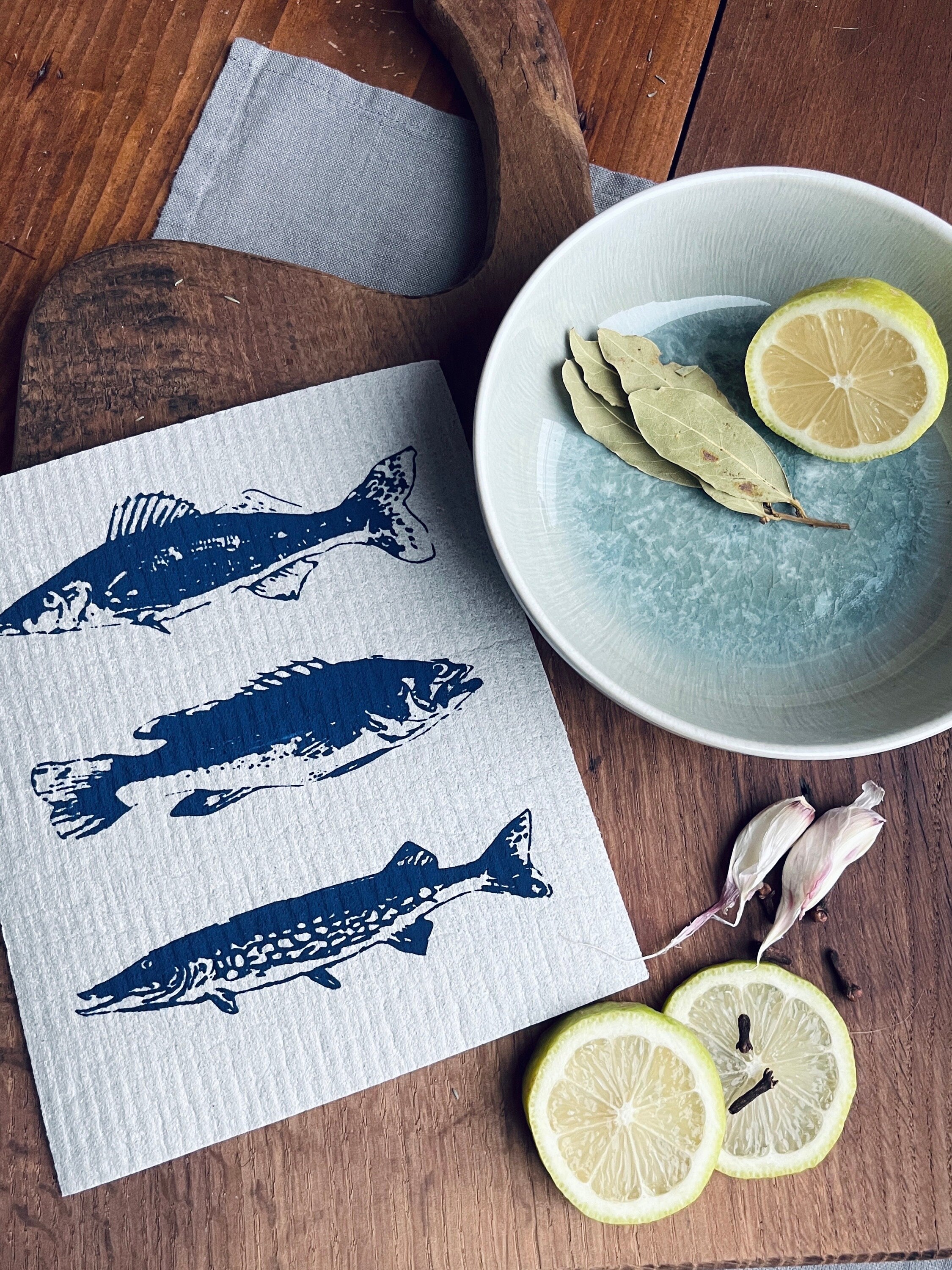 2er Set nachhaltige Schwammtücher mit Fischen, blau / grau, Siebdruck Spültuch vegan, Spülschwamm waschbar, maritime Geschenkidee