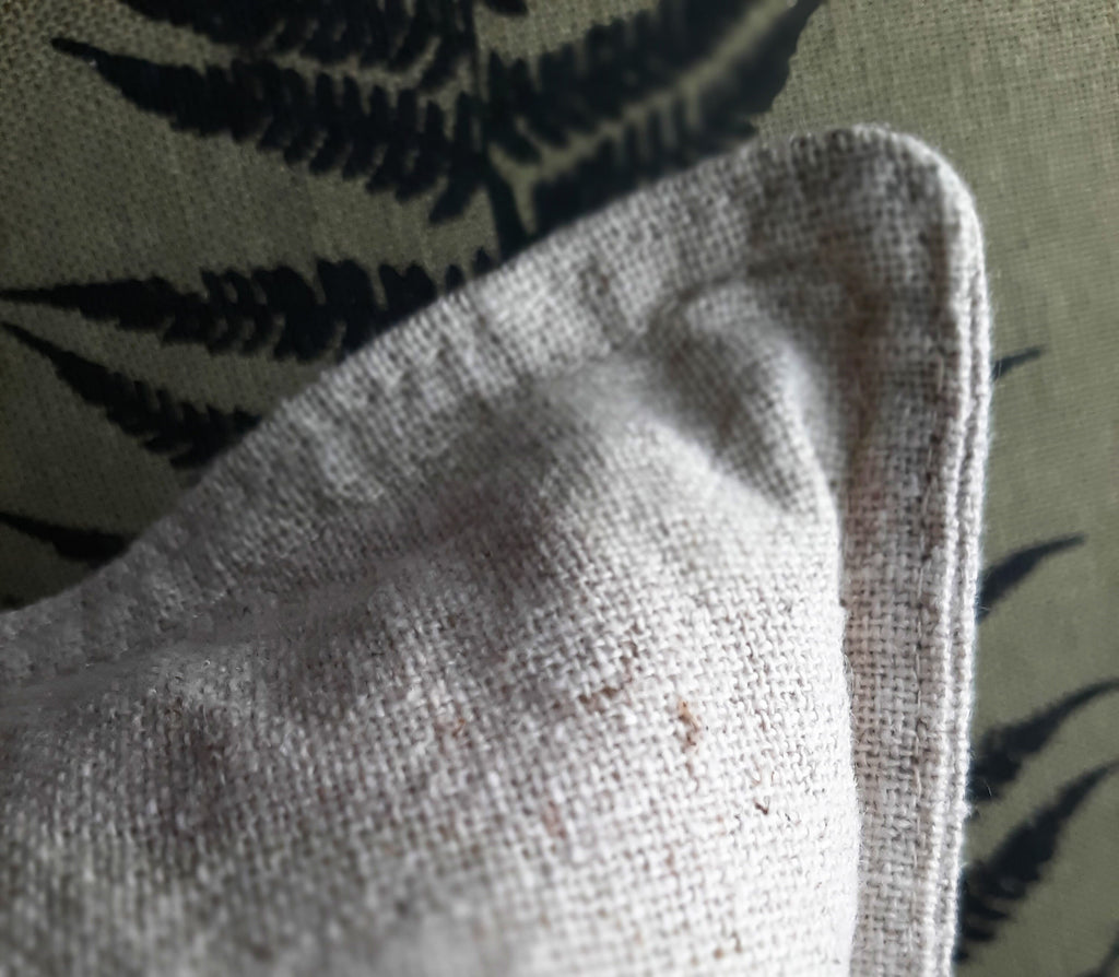 Puristischer Leinen-Kissenbezug mit schwarzem Farn handbedruckt, Siebdruck Unikat, Leinen natur, handgefertigt in kleinem Siebdruck Atelier