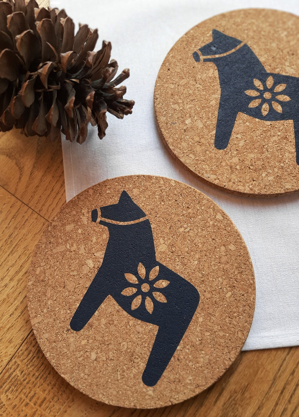 Topfuntersetzer aus Kork | Handbedruckt mit Dala-Pferd | Siebdruck | Skandinavisches Küchenaccessoires | Geschenk für Pferde-Liebhaber