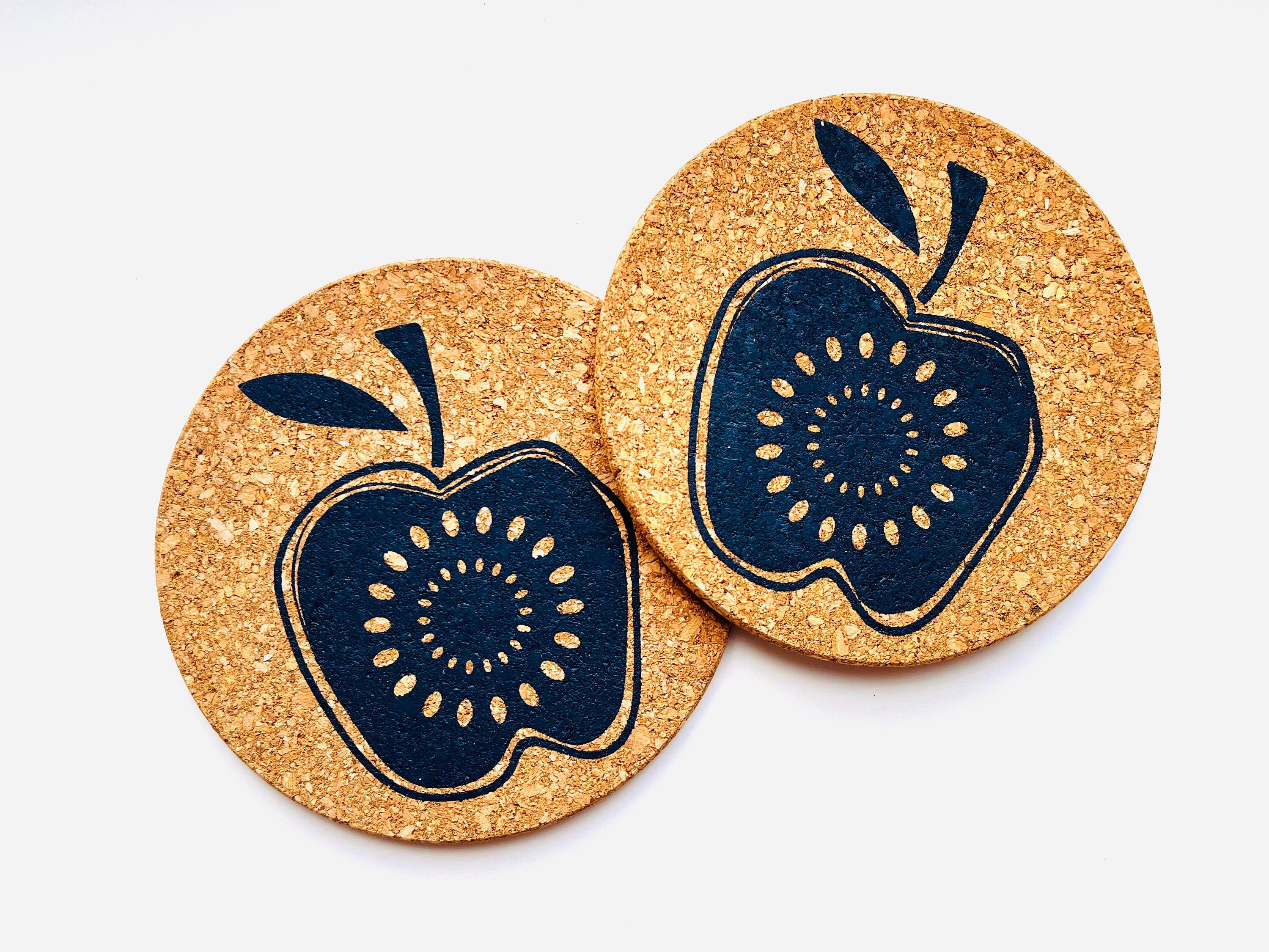 Topf-Untersetzer aus Kork mit Apfel, Siebdruck manuell, skandinavische Tisch-Deko, Geschenk für Schweden-Fan, 70iger Jahre Design