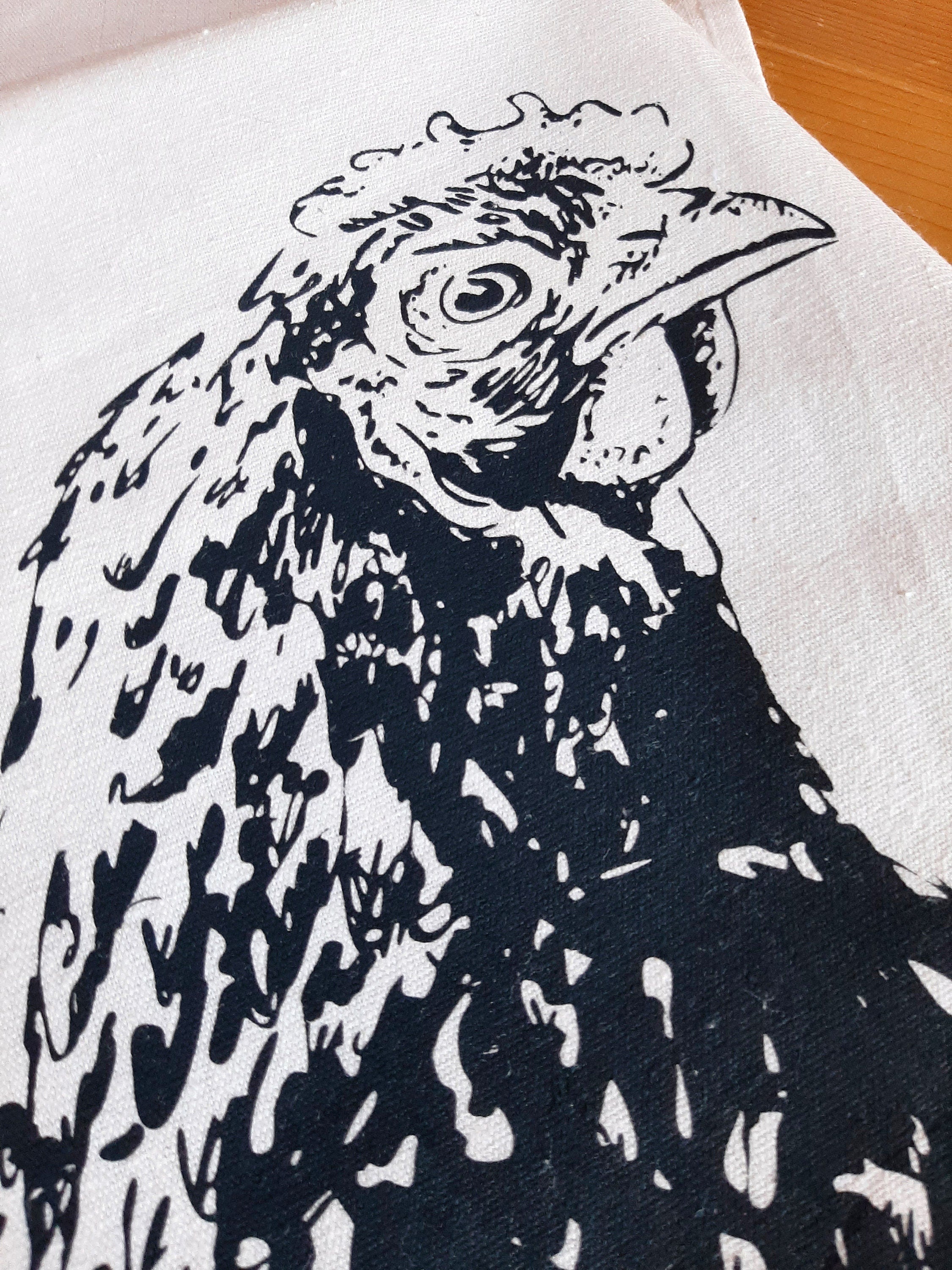 Bedrucktes weißes Geschirrtuch mit Huhn / Henne Motiv, blau / rosa, Siebdruck, Landhaus, Halbleinen,  Frühlings-Deko Küche, Tischläufer