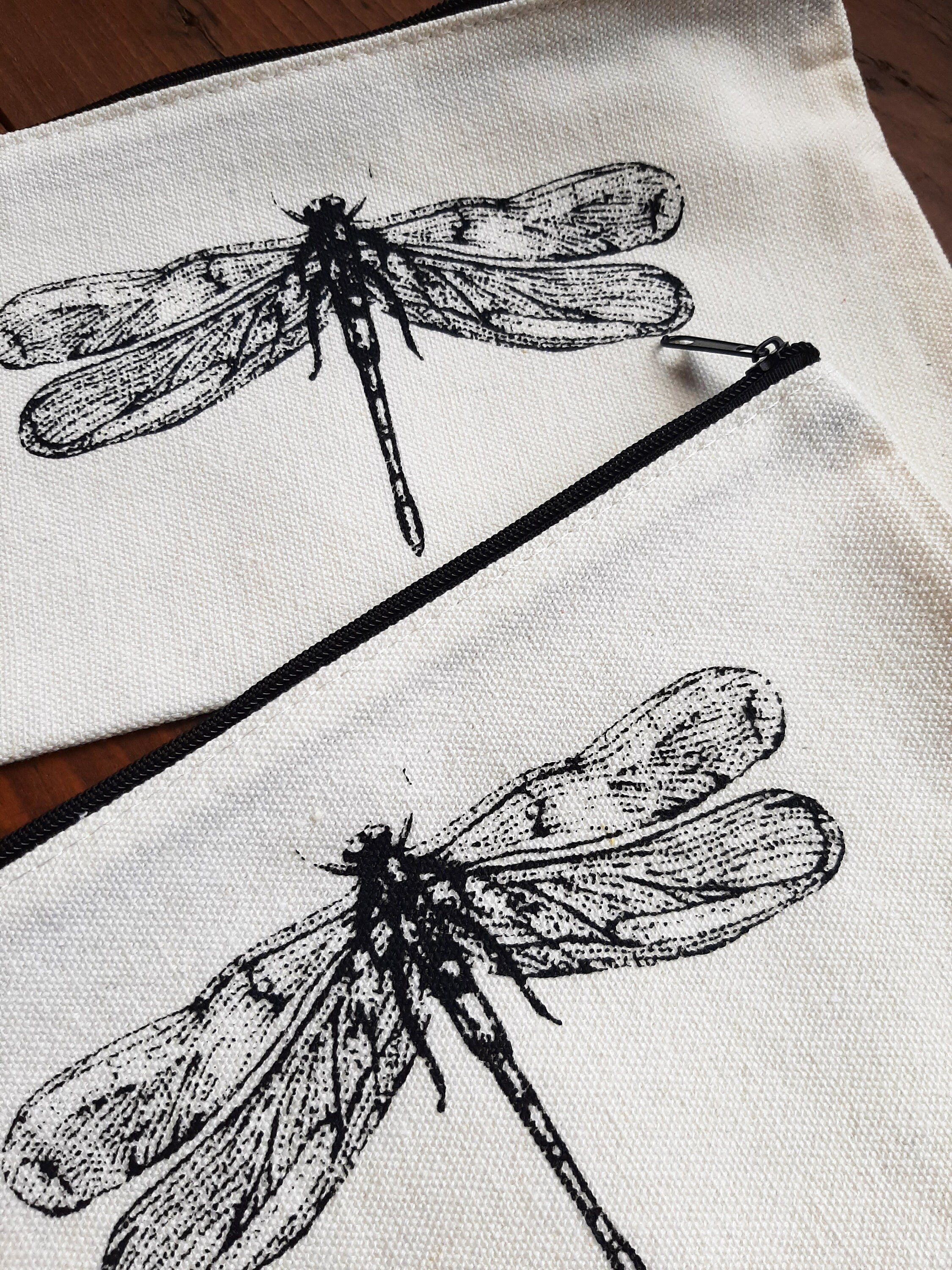 Bedrucktes Stifte-Mäppchen, Kosmetik-Täschchen in natur-weiß mit schwarzem Libellen-Motiv, Siebdruck