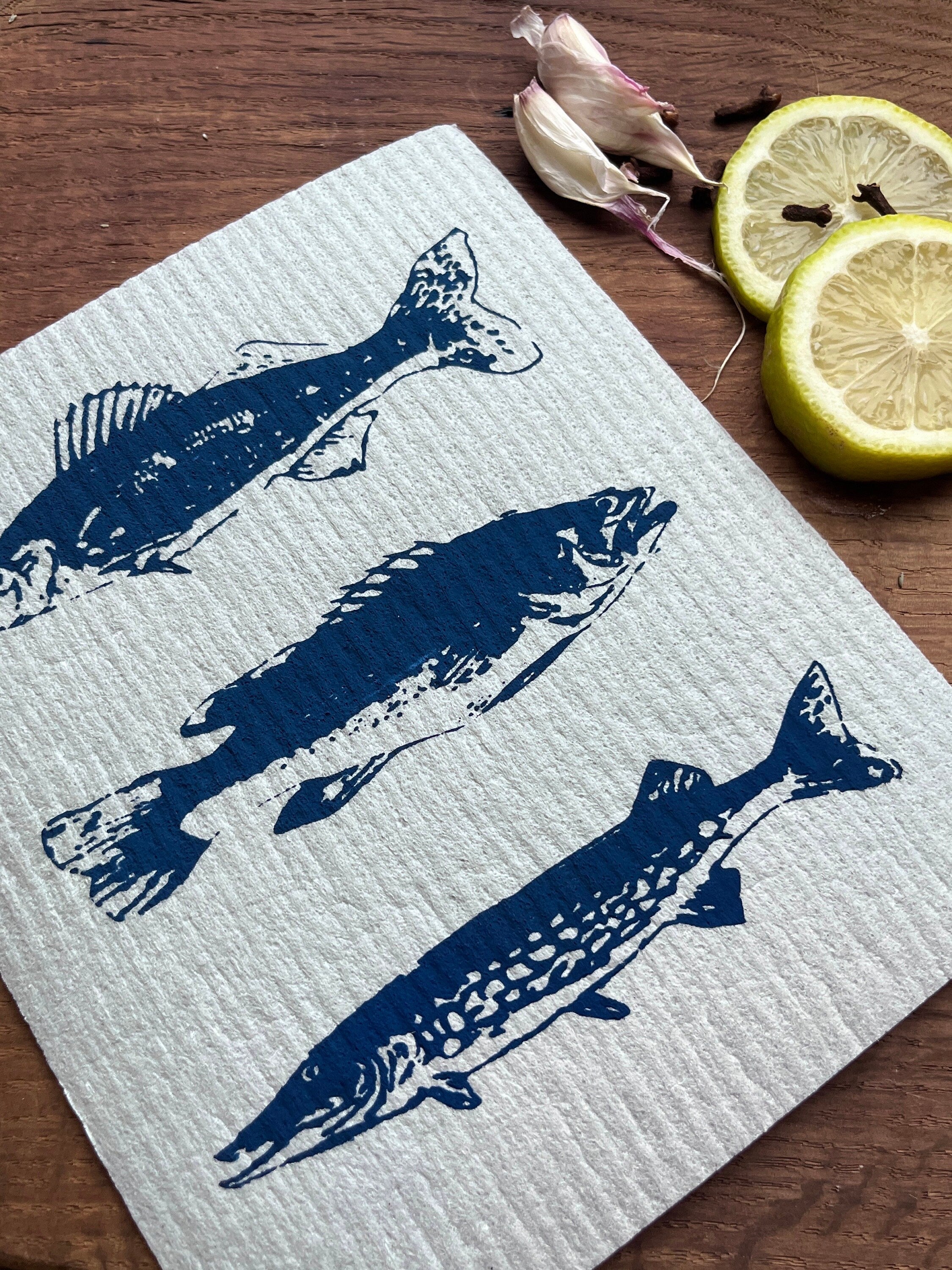 2er Set nachhaltige Schwammtücher mit Fischen, blau / grau, Siebdruck Spültuch vegan, Spülschwamm waschbar, maritime Geschenkidee
