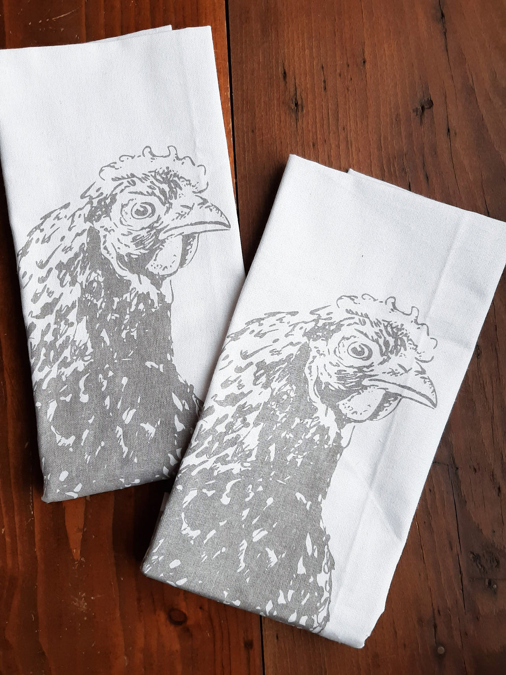 Bedrucktes weißes Geschirrtuch mit Huhn Illustration in grau, Siebdruck Henne, Küchen-Deko, Tischläufer Landhaus, Küchentuch Halbleinen