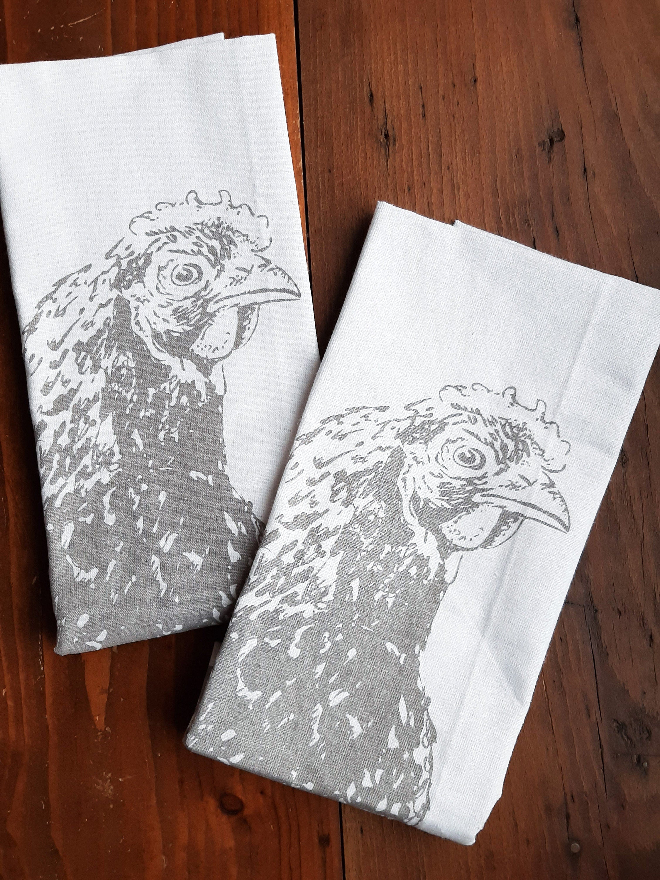 Bedrucktes weißes Geschirrtuch mit Huhn Illustration in grau, Siebdruck Henne, Küchen-Deko, Tischläufer Landhaus, Küchentuch Halbleinen