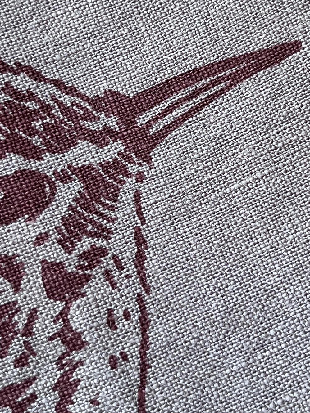 Leinen-Geschirrtuch mit Zaunkönig in taupe / Brombeere, Siebdruck, nachhaltiges, vorgewaschenes Leinen handbedruckt, kleiner Tischläufer