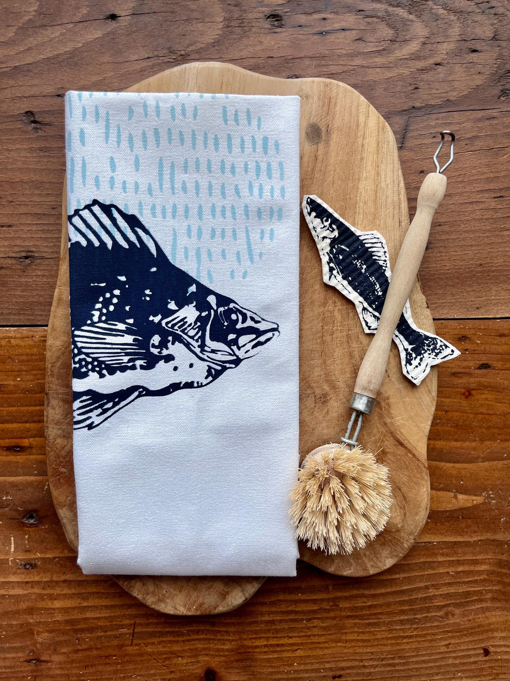Bedrucktes weißes Geschirrtuch mit Fisch-Motiv, blau/salbei, Halbleinen, Siebdruck, Landhausstil, Tischläufer maritim, Tischdecke