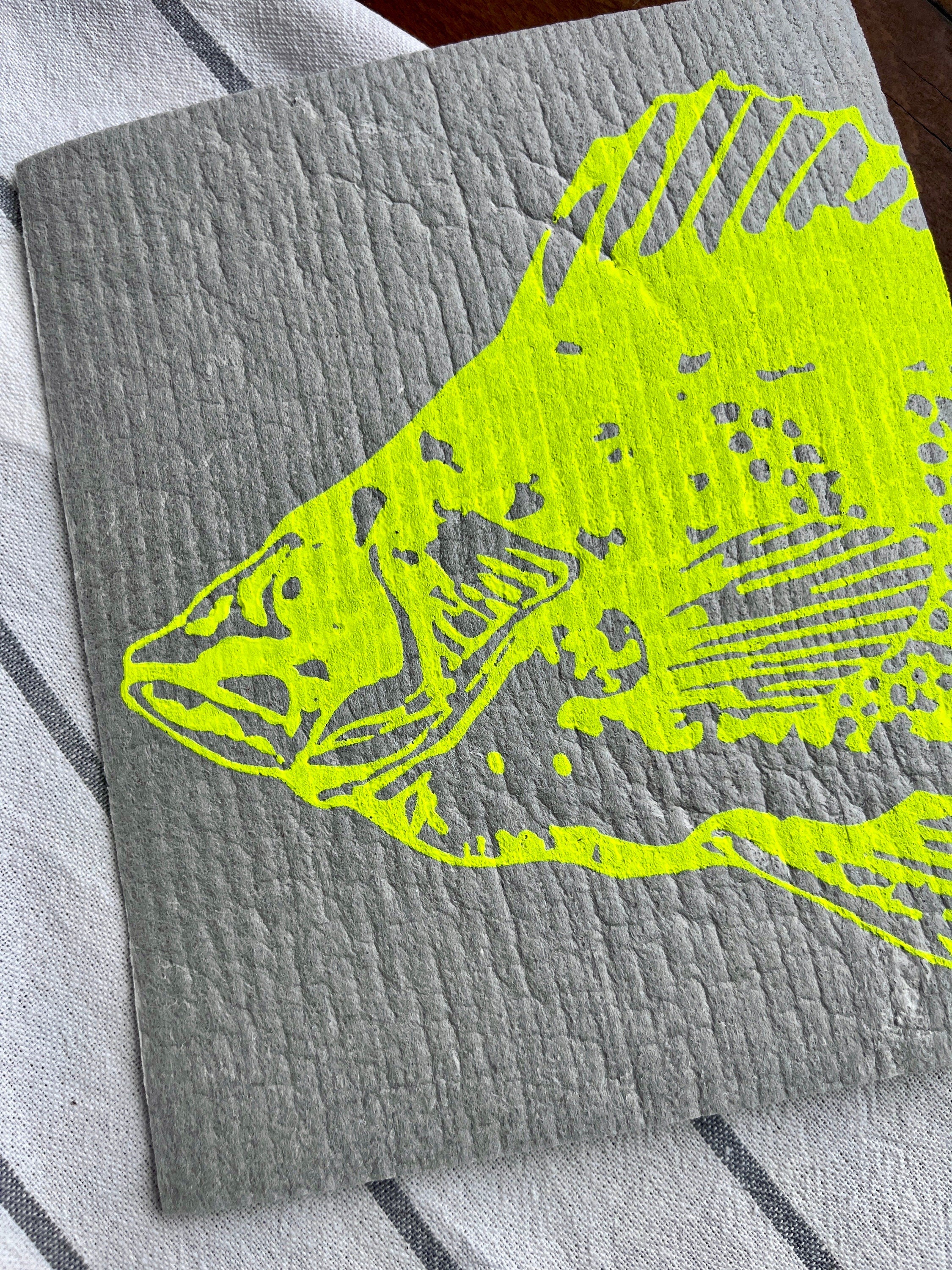 Set Geschirrtuch + Schwammtuch mit Neon-gelbem Fisch, Siebdruck, Neon Trend, Geschenk maritim, moderne Küchen-Deko