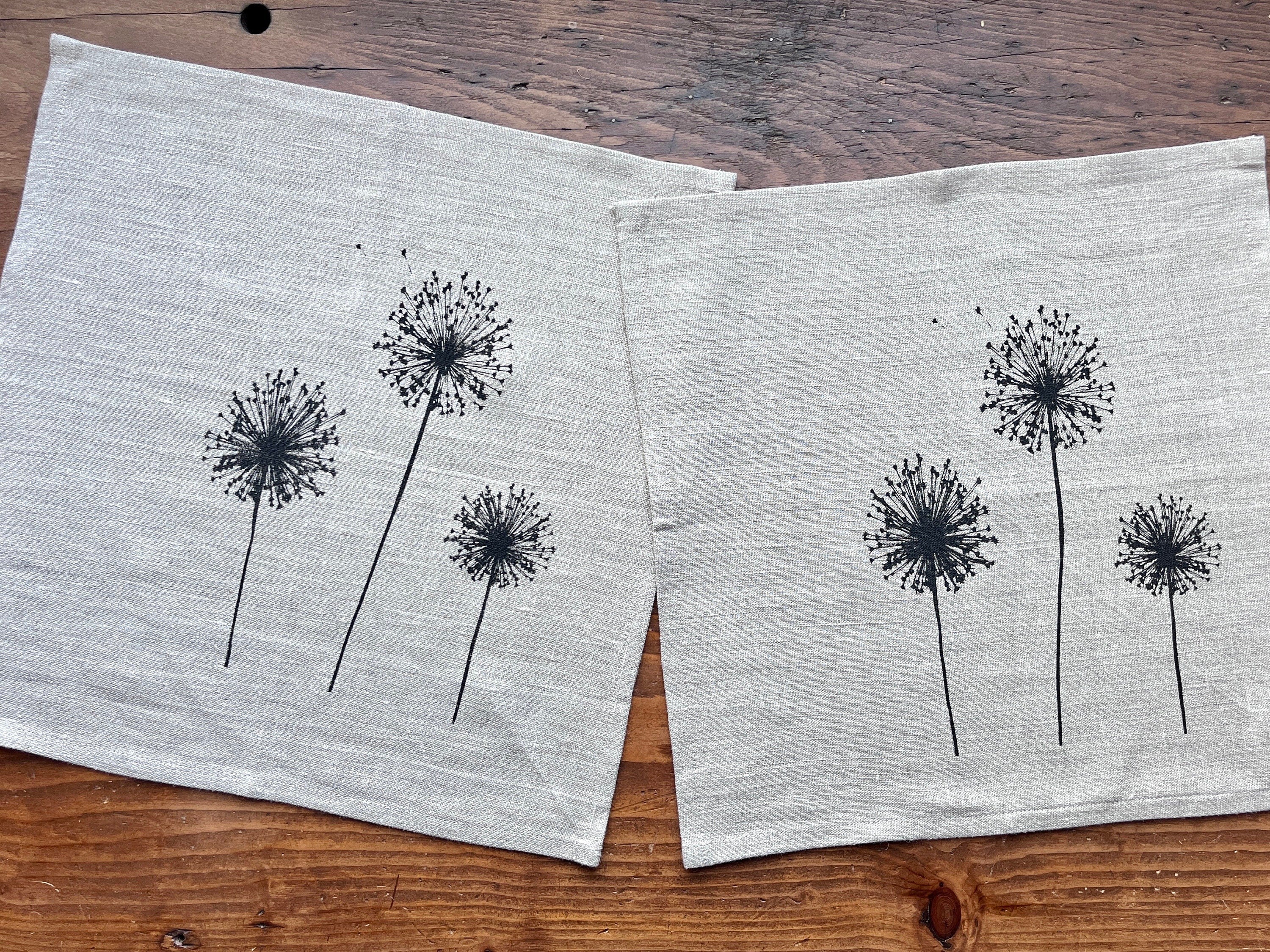 2 Leinen Stoff-Servietten mit Allium-/ Pusteblumen-Motiv handbedruckt, natürliche Tischdeko Leinen, Siebdruck, skandinavischer Wohnstil