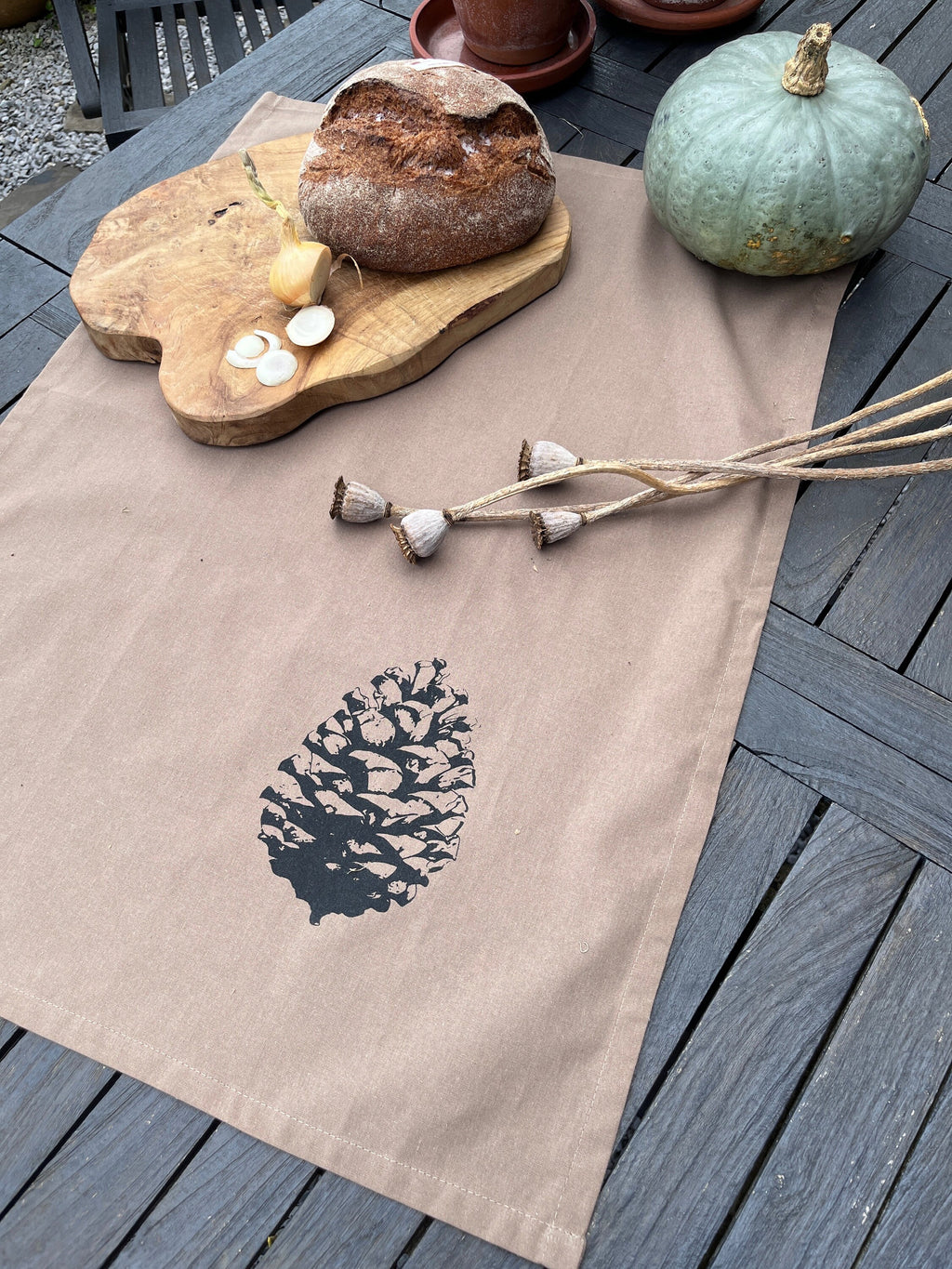 Bedrucktes Geschirrtuch "Pinien-Zapfen", schwarz / beige, Küchen-Deko, Küchentuch Baumwolle, Siebdruck, Herbst Dekoration Küche