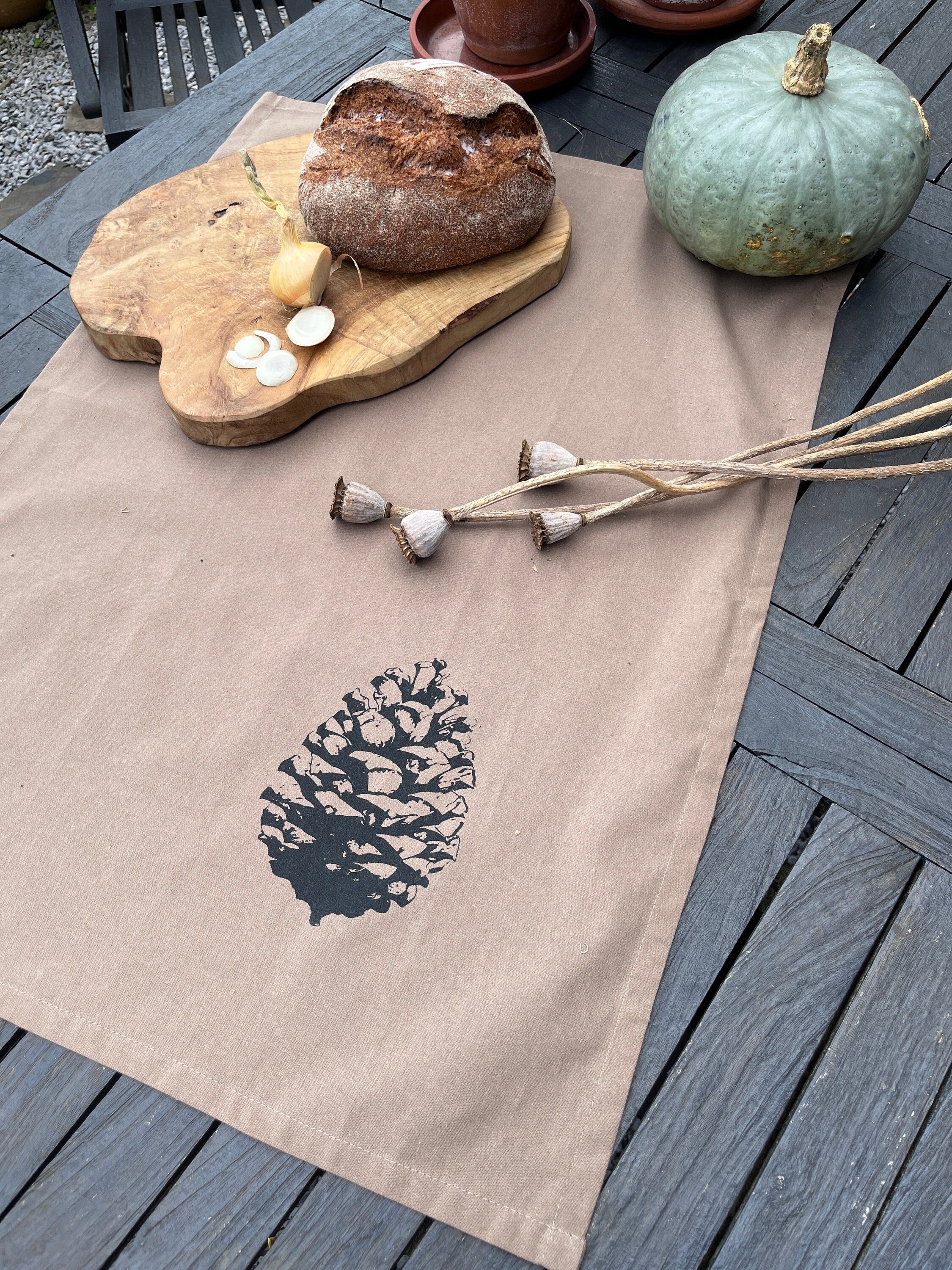 Bedrucktes Geschirrtuch "Pinien-Zapfen", schwarz / beige, Küchen-Deko, Küchentuch Baumwolle, Siebdruck, Herbst Dekoration Küche