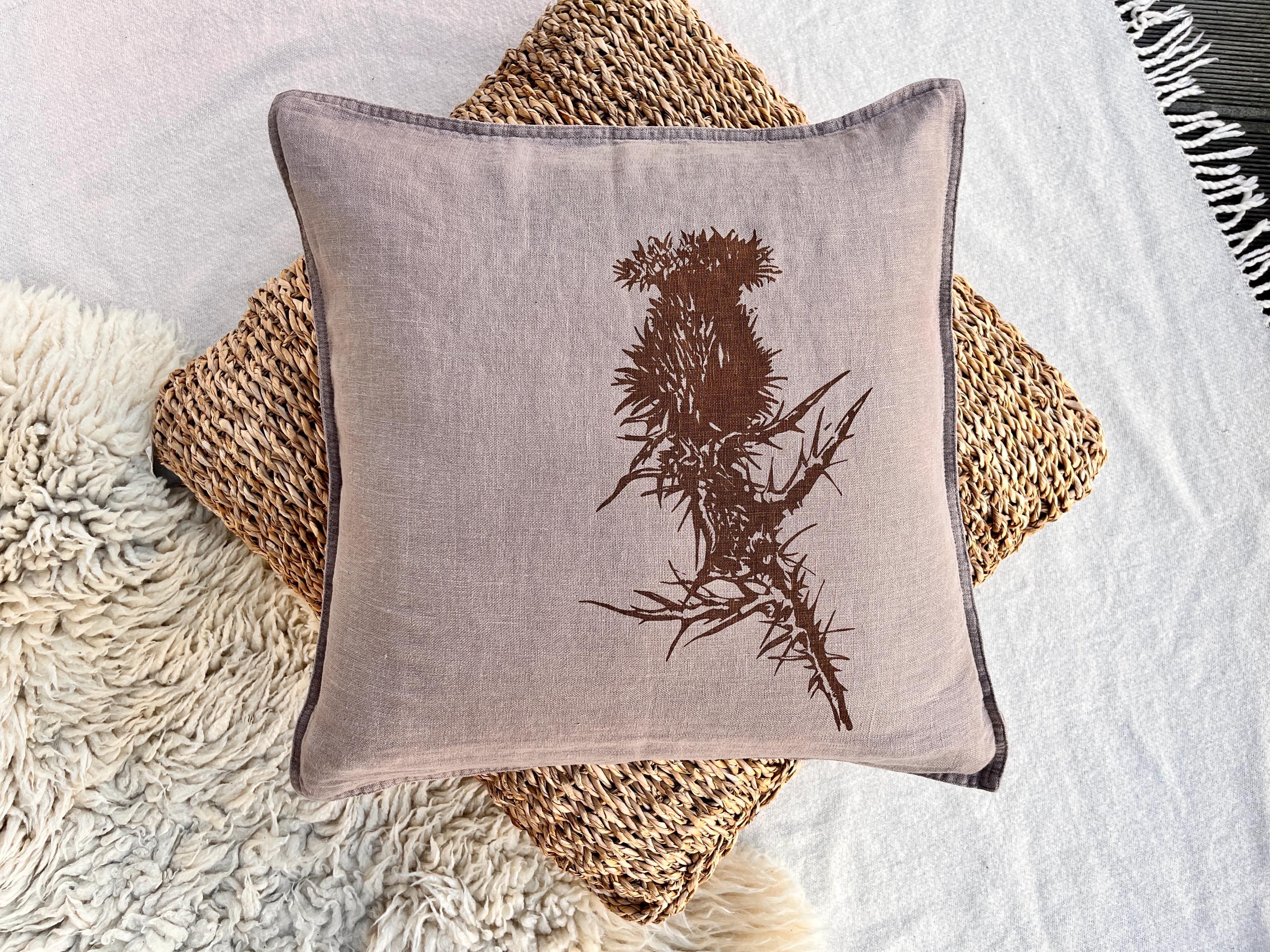 Leinen-Kissenbezug handbedruckt mit Motiv Distel, Farbe taupe, Siebdruck Handarbeit, naturinspiriertes Dekokissen, Geschenk Natur-Liebhaber