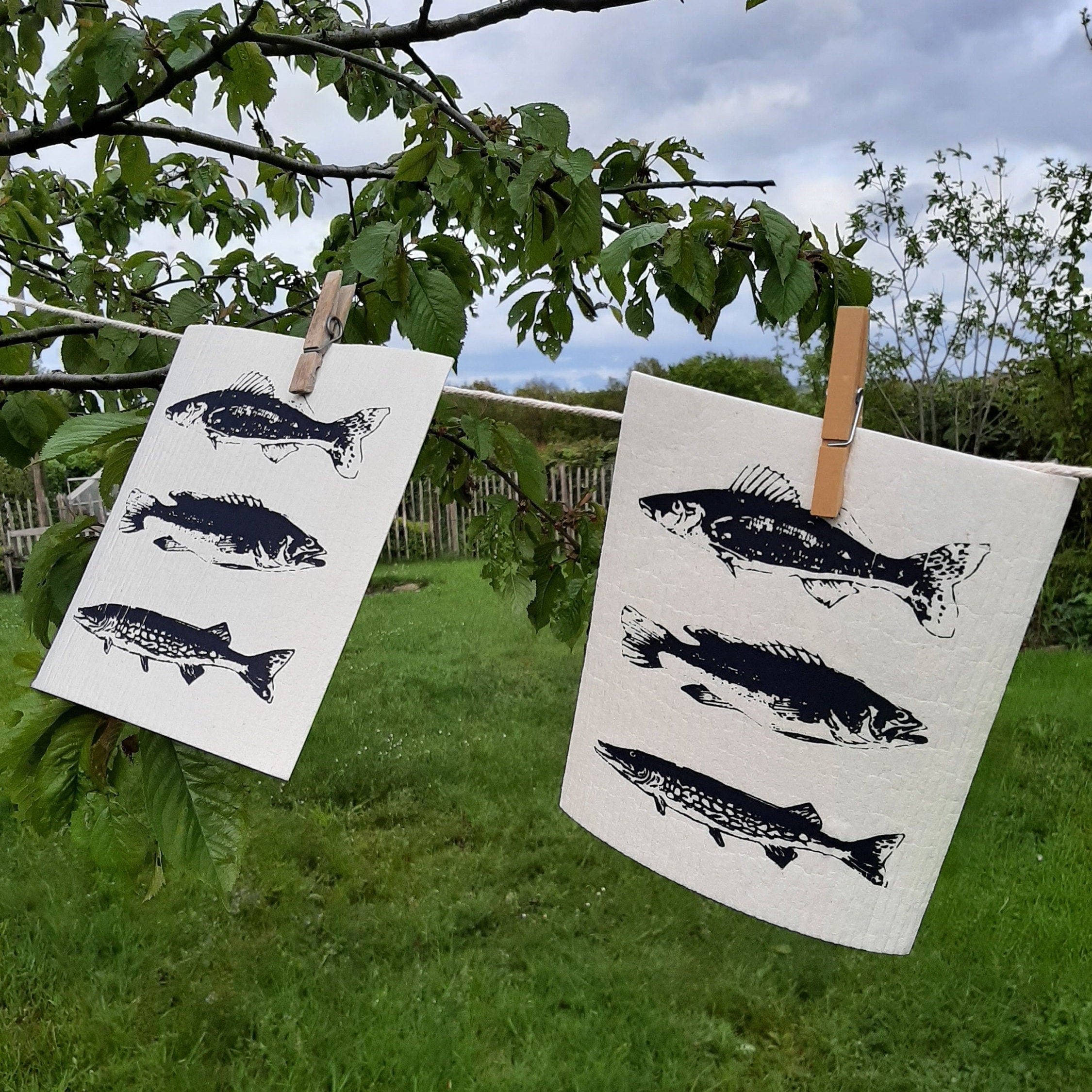 2er Set nachhaltige Schwammtücher mit Fischen, blau / weiß, Siebdruck Spültuch vegan, Spülschwamm waschbar, maritime Geschenkidee