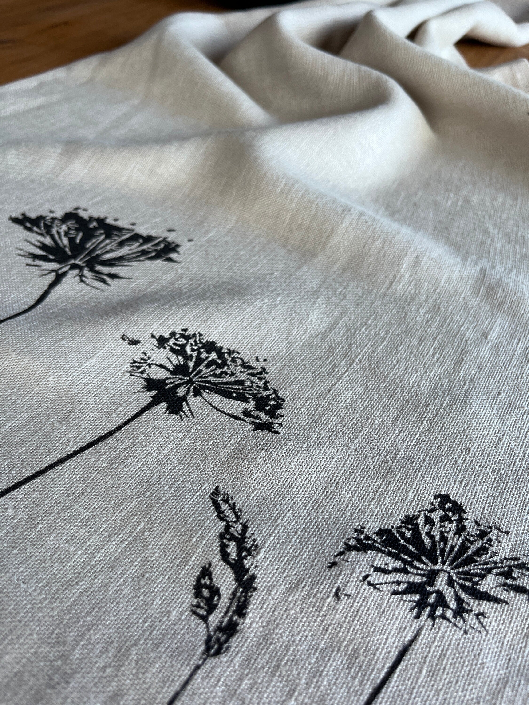 Handbedruckter Leinen Tischläufer mit botanischem Motiv - Handgemachte Frühlingsdeko für den Esstisch / Hochzeit - Boho & Skandi Stil