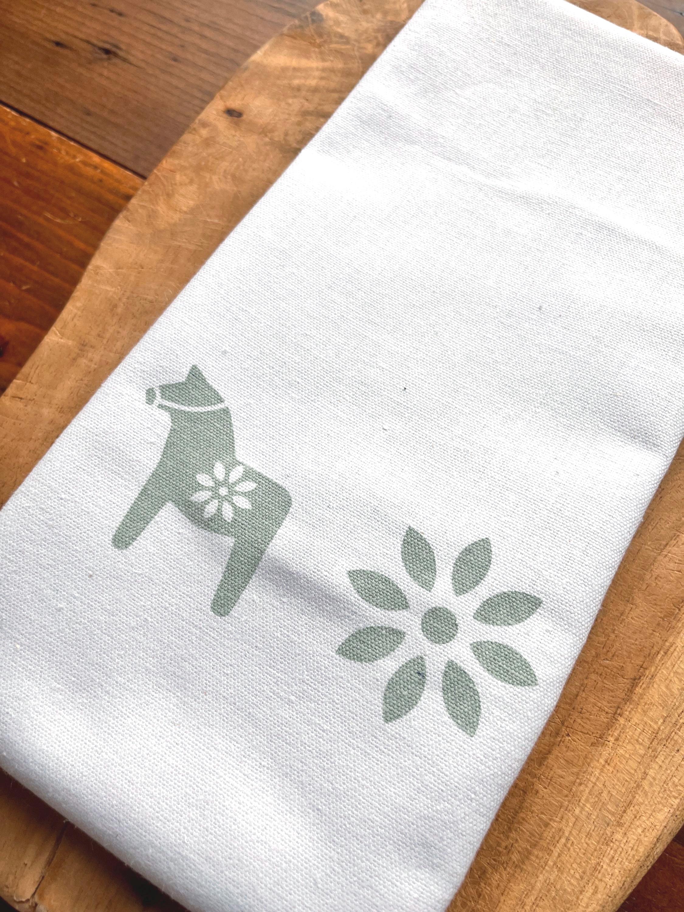 Geschirrtuch / Tischläufer mit skandinavischen Motiven, Dala-Pferdchen, Halbleinen, Siebdruck, handbedruckt, Geschenk Pferdeliebhaber
