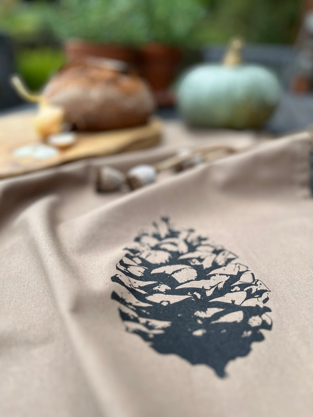 Bedrucktes Geschirrtuch "Pinien-Zapfen", schwarz / beige, Küchen-Deko, Küchentuch Baumwolle, Siebdruck, Herbst Dekoration Küche