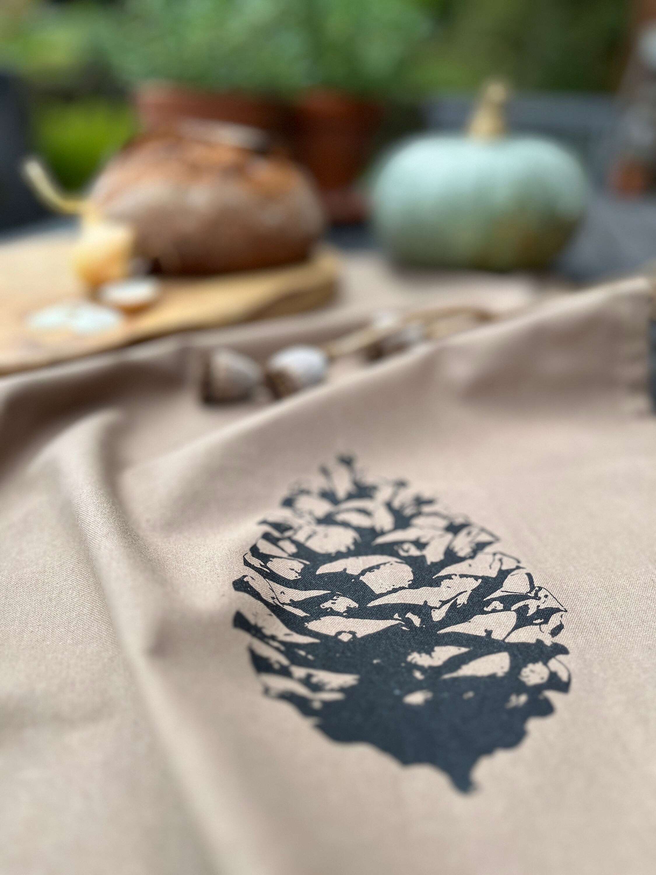Bedrucktes Geschirrtuch "Pinien-Zapfen", schwarz / beige, Küchen-Deko, Küchentuch Baumwolle, Siebdruck, Herbst Dekoration Küche