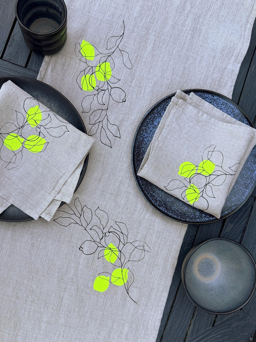 Handbedruckter Leinen-Tischläufer Natur | Zitronen-Motiv in Schwarz & Neongelb | Sommerdeko | Siebdruck | Mediterraner Stil