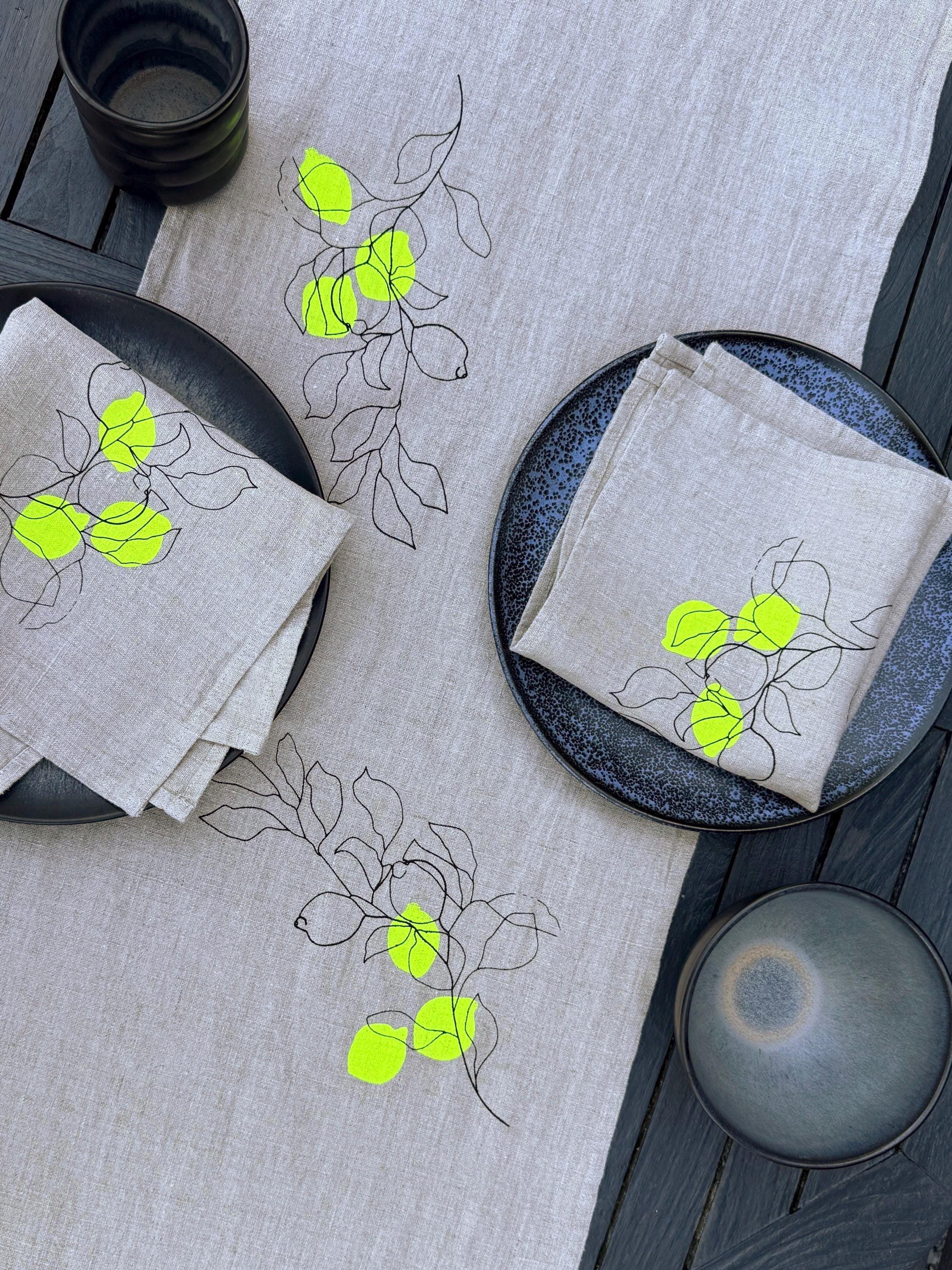 Handbedruckter Leinen-Tischläufer Natur | Zitronen-Motiv in Schwarz & Neongelb | Sommerdeko | Siebdruck | Mediterraner Stil