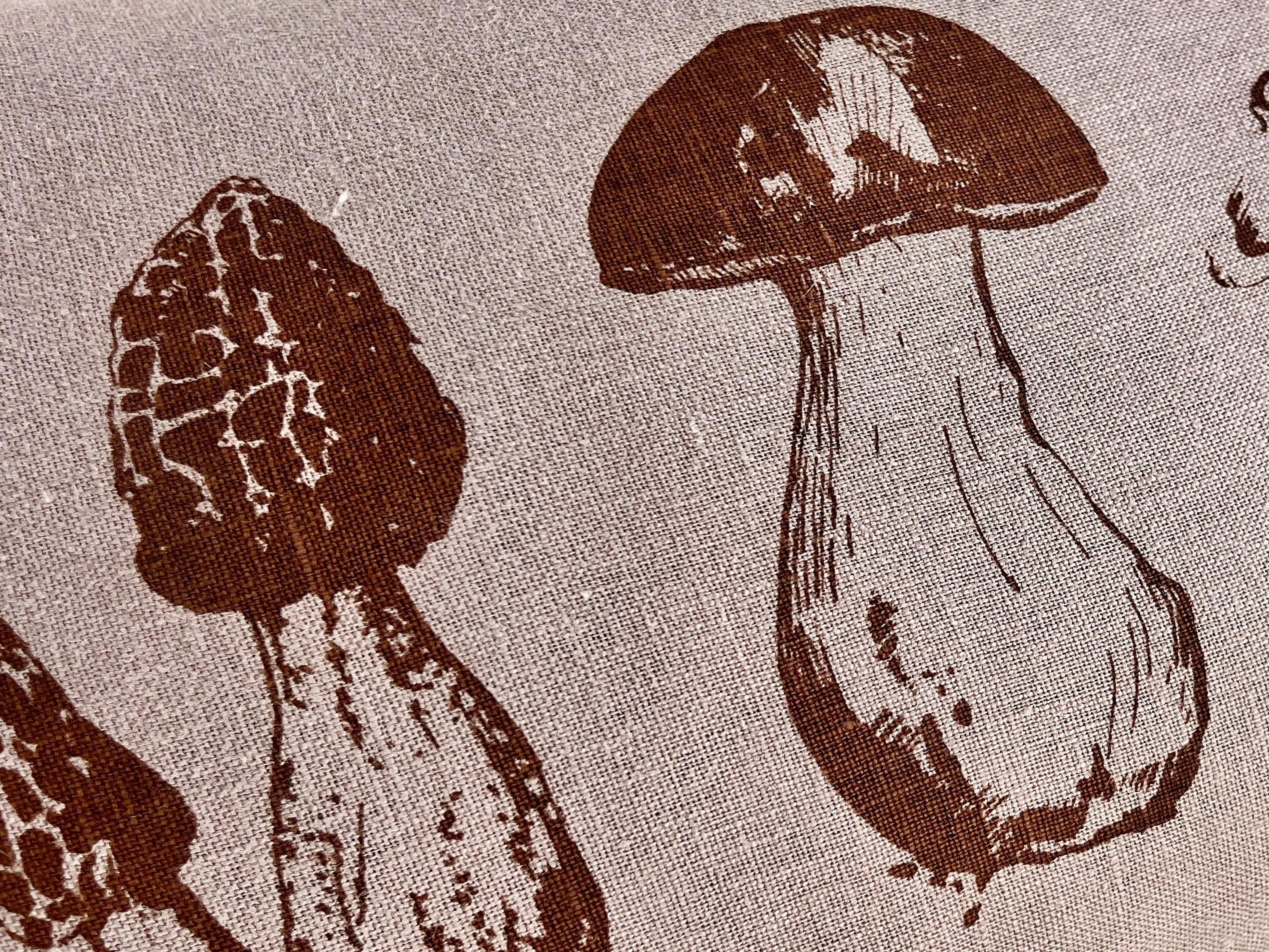 Handbedruckter Leinen-Kissenbezug in taupe mit Pilz-Motiv, Kissenhülle aus 100% Leinen, Siebdruck, besonderes Geschenk für Pilze-Sammler