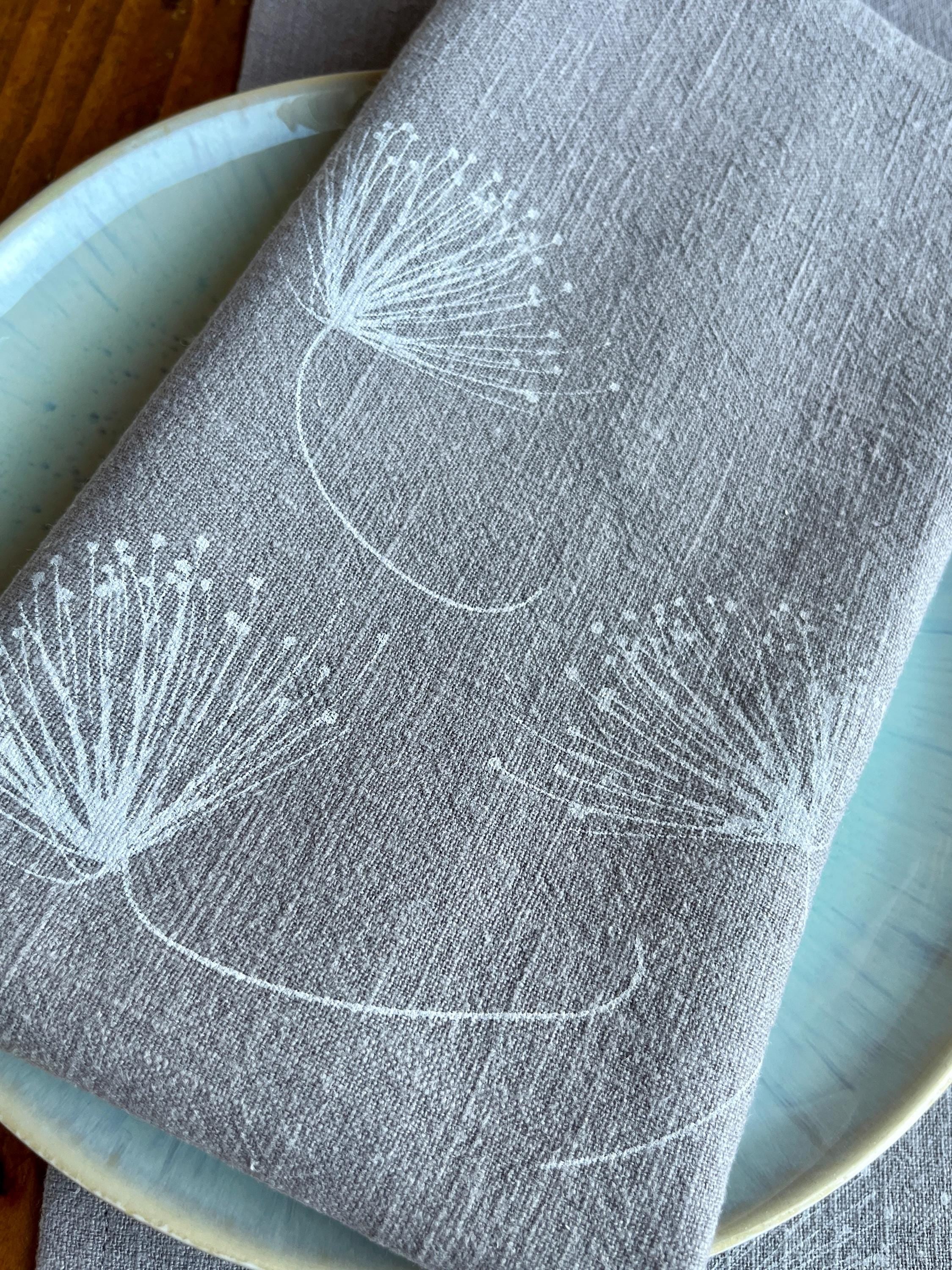 Handbedrucktes Leinen-Geschirrtuch mit zarten stilisierten Blüten, Siebdruck Handarbeit, Frühlingsdeko für die Küche