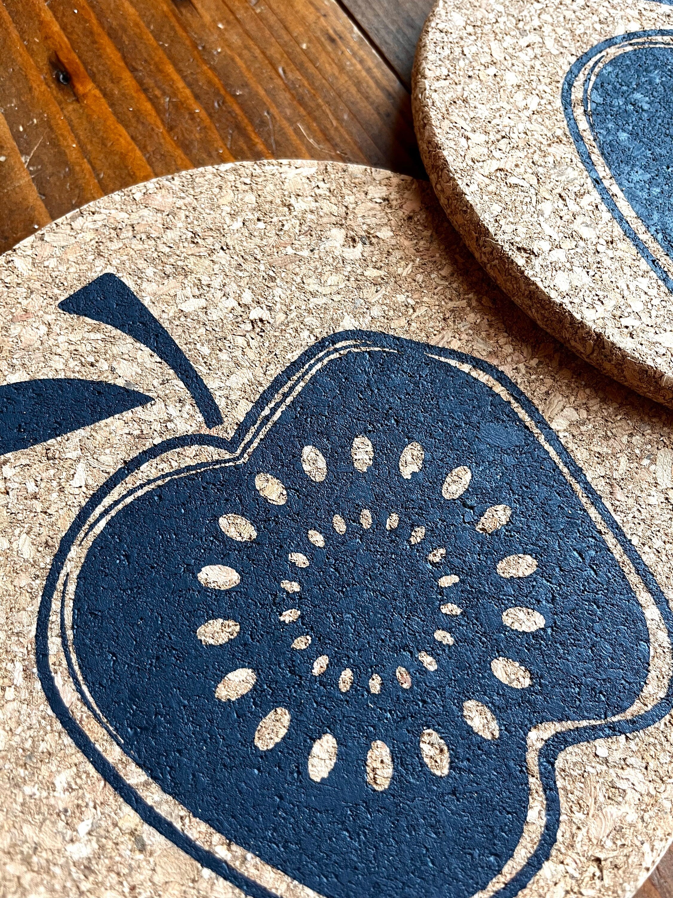 Topf-Untersetzer aus Kork mit Apfel, Siebdruck manuell, skandinavische Tisch-Deko, Geschenk für Schweden-Fan, 70iger Jahre Design