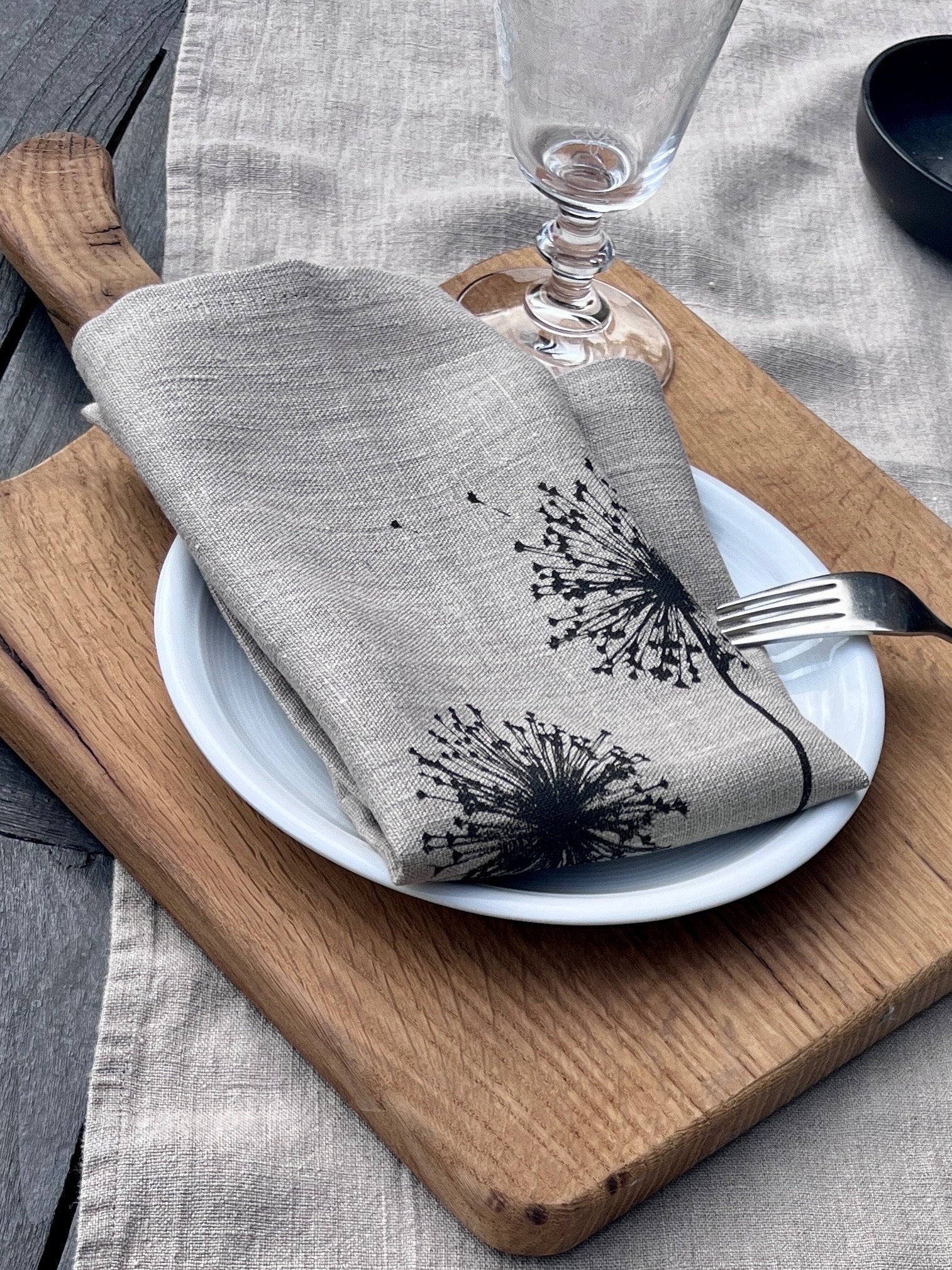 2 Leinen Stoff-Servietten mit Allium-/ Pusteblumen-Motiv handbedruckt, natürliche Tischdeko Leinen, Siebdruck, skandinavischer Wohnstil