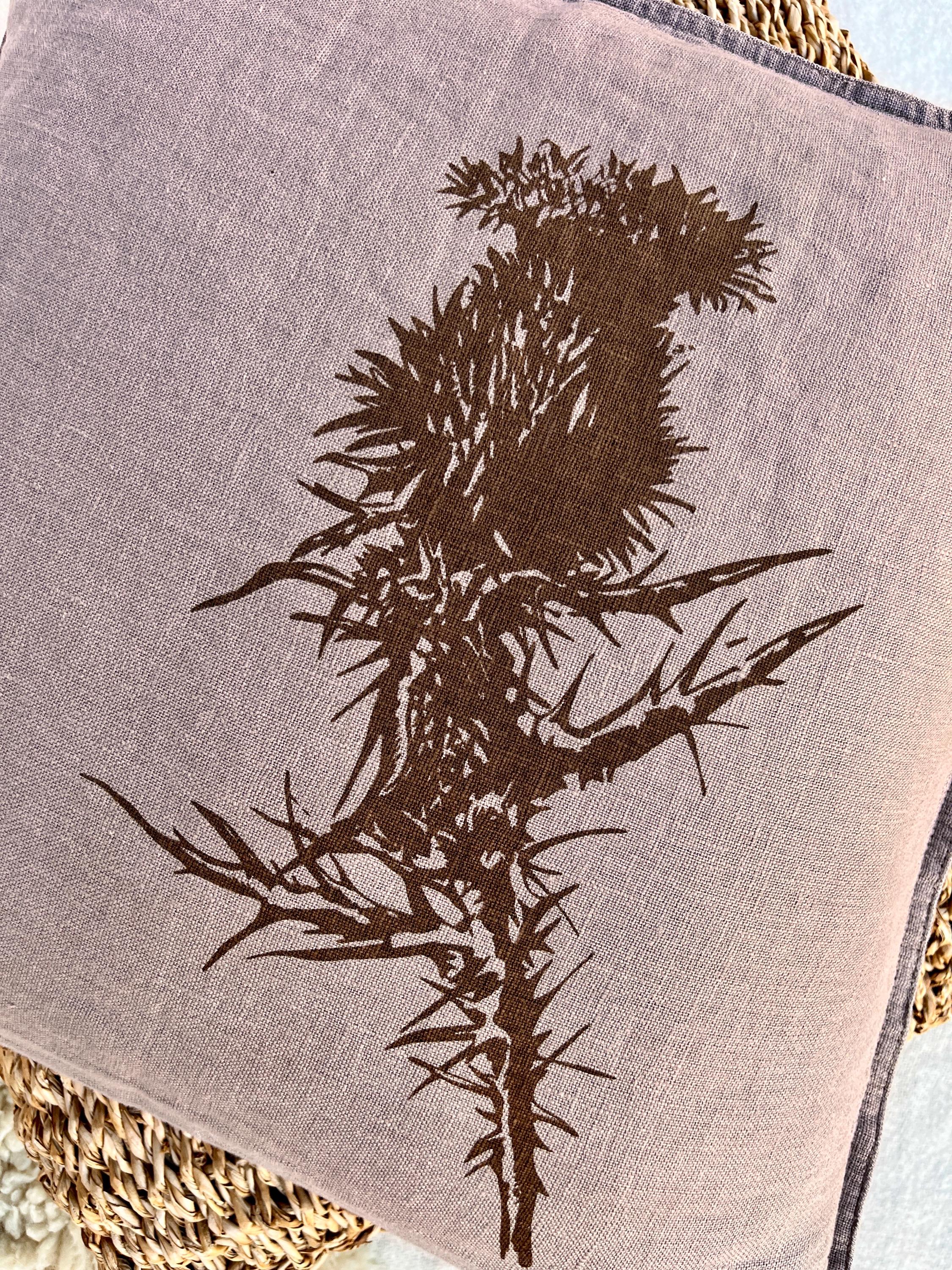 Leinen-Kissenbezug handbedruckt mit Motiv Distel, Farbe taupe, Siebdruck Handarbeit, naturinspiriertes Dekokissen, Geschenk Natur-Liebhaber