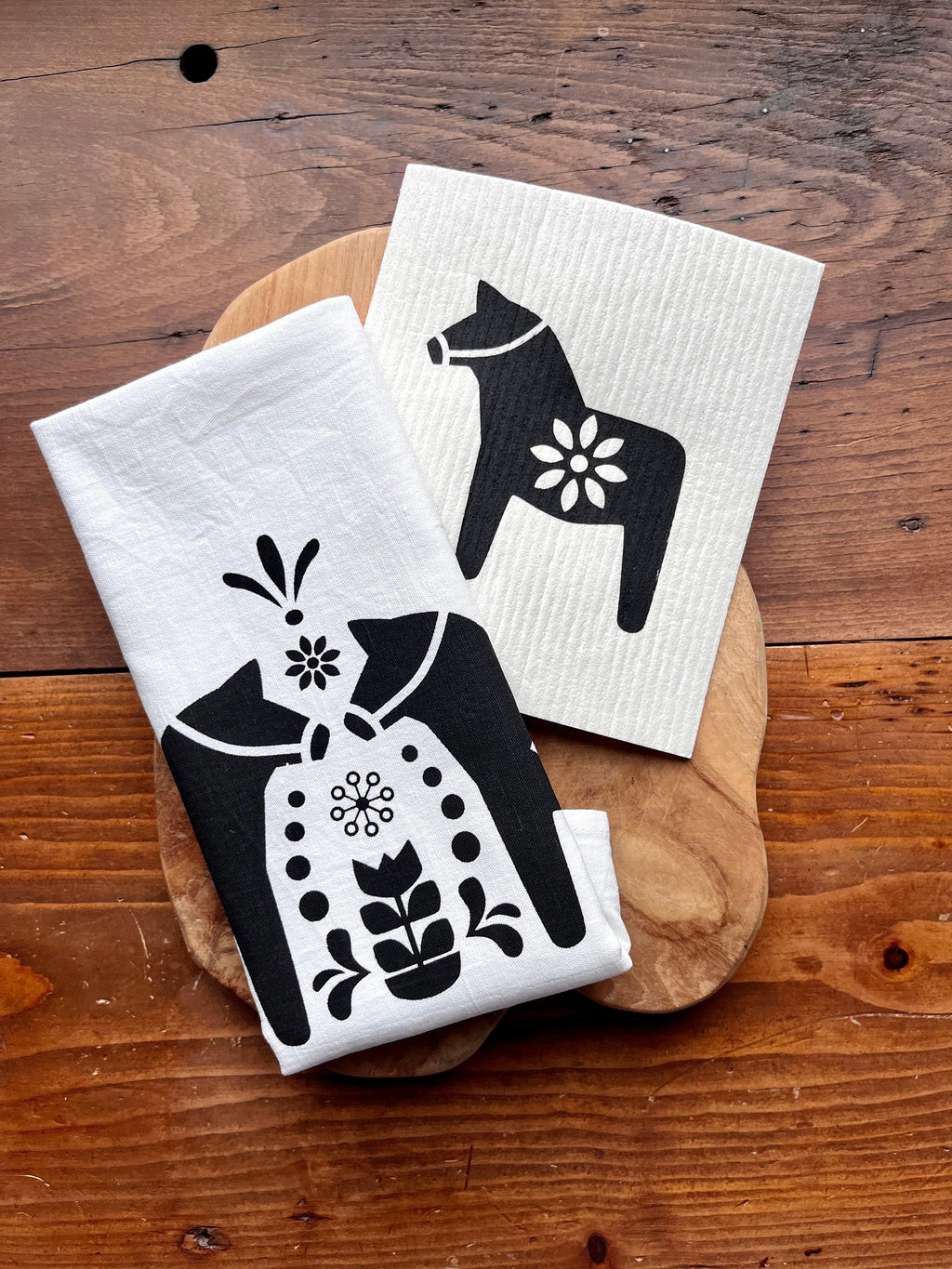2er Set nachhaltige Schwammtücher mit schwarzem Dala-Pferd, skandinavisches Design, vegan, Spültuch waschbar, Siebdruck manuell