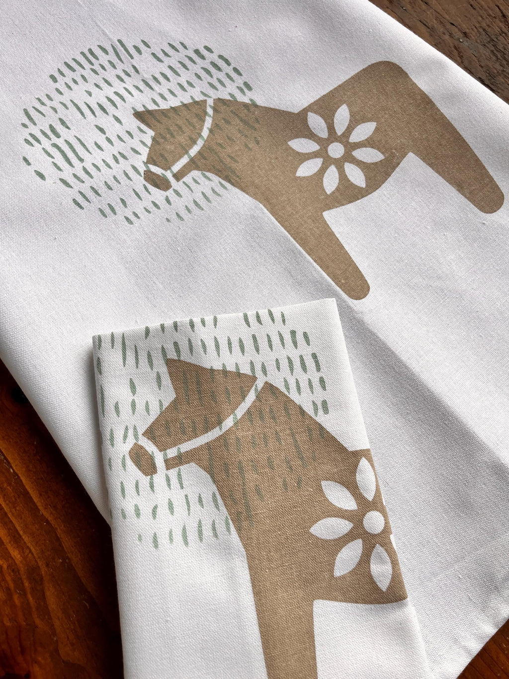Geschirrtuch mit "Dala-Pferd", Siebdruck Handarbeit, Halbleinen-Küchentuch handbedruckt, skandinavisches Design