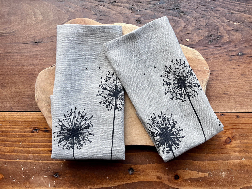 2 Leinen Stoff-Servietten mit Allium-/ Pusteblumen-Motiv handbedruckt, natürliche Tischdeko Leinen, Siebdruck, skandinavischer Wohnstil