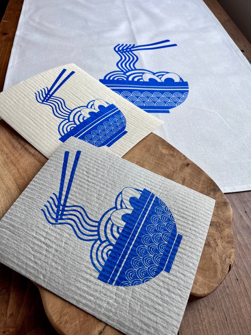 2er Set waschbare Schwammtücher mit Motiv „Karpfen“, ultramarin blau / grau, Siebdruck, Geschenk Küche asiatisch