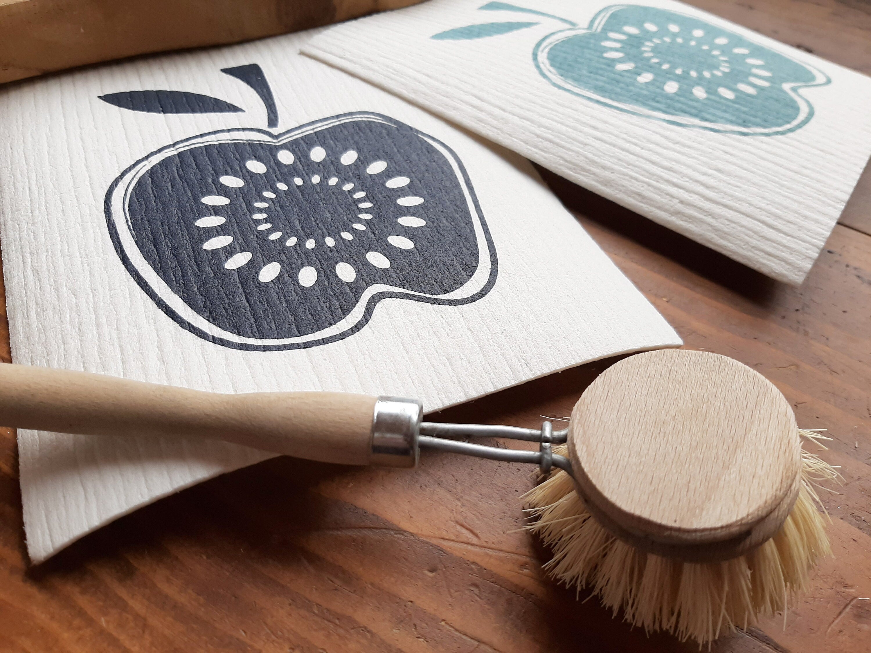2er Set nachhaltige Schwammtücher mit Apfel-Motiv, blau / weiß, Siebdruck manuell, 70iger Jahre, waschbares Schwammtuch vegan, Retro
