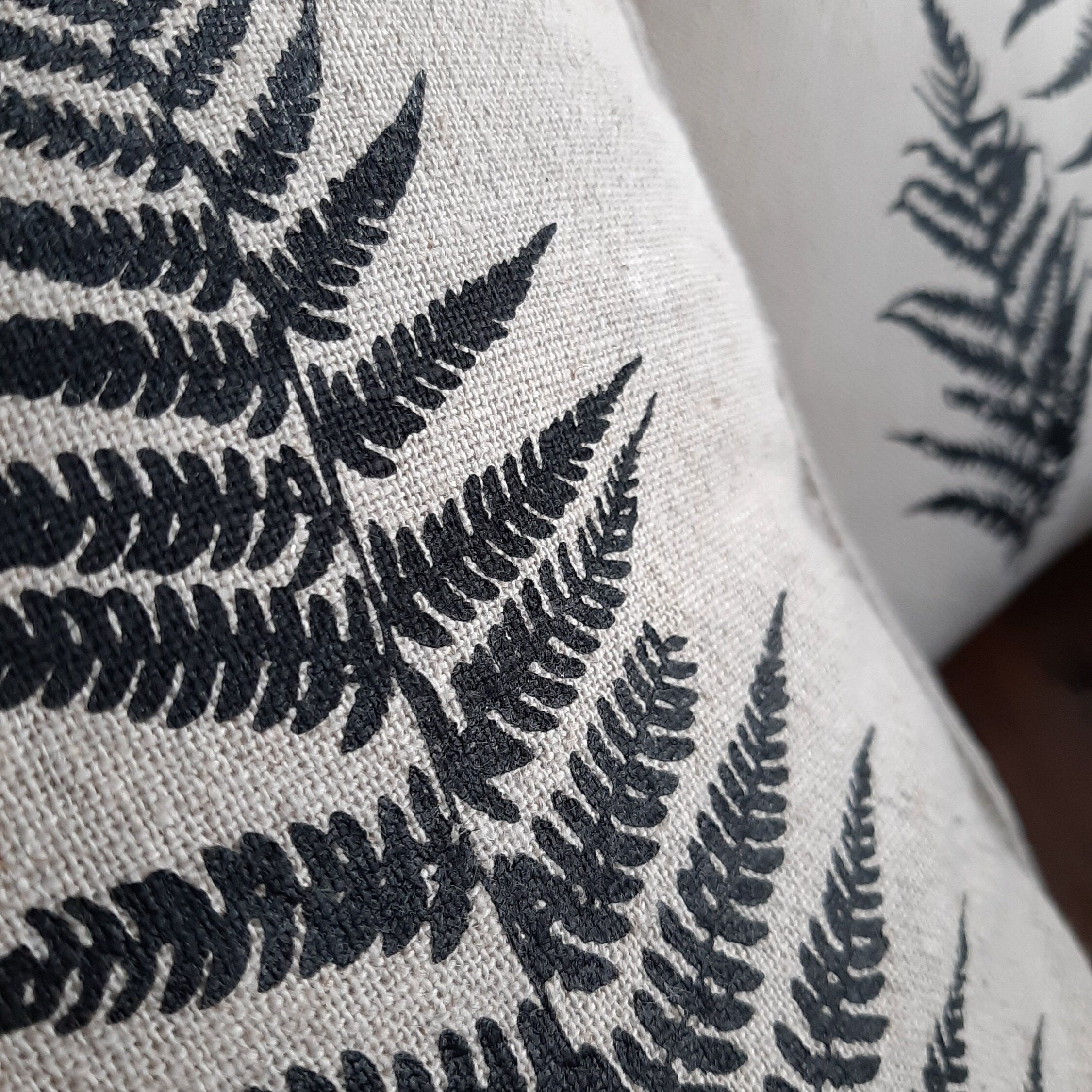 Puristischer Leinen-Kissenbezug mit schwarzem Farn handbedruckt, Siebdruck Unikat, Leinen natur, handgefertigt in kleinem Siebdruck Atelier