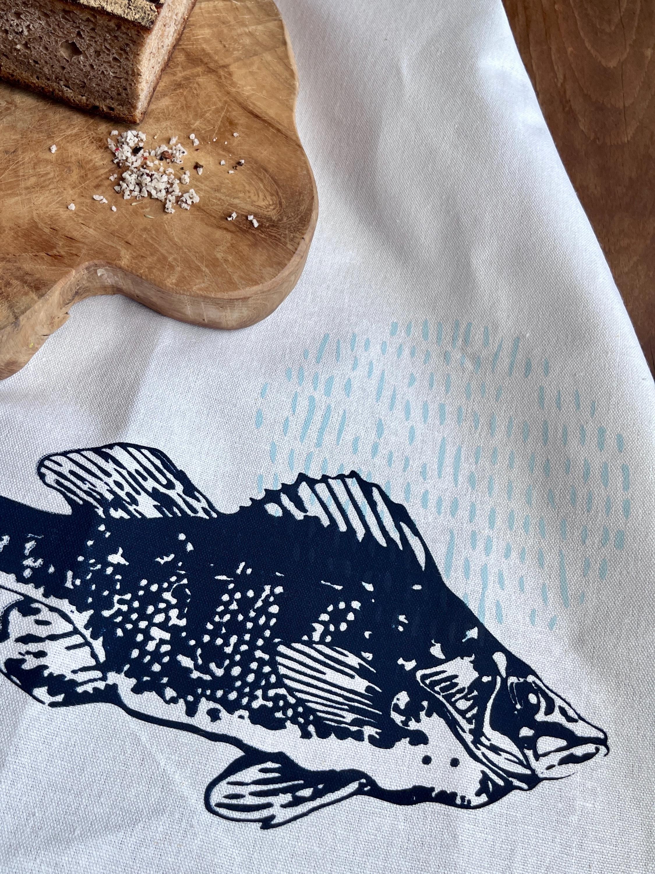 Bedrucktes weißes Geschirrtuch mit Fisch-Motiv, blau/salbei, Halbleinen, Siebdruck, Landhausstil, Tischläufer maritim, Tischdecke
