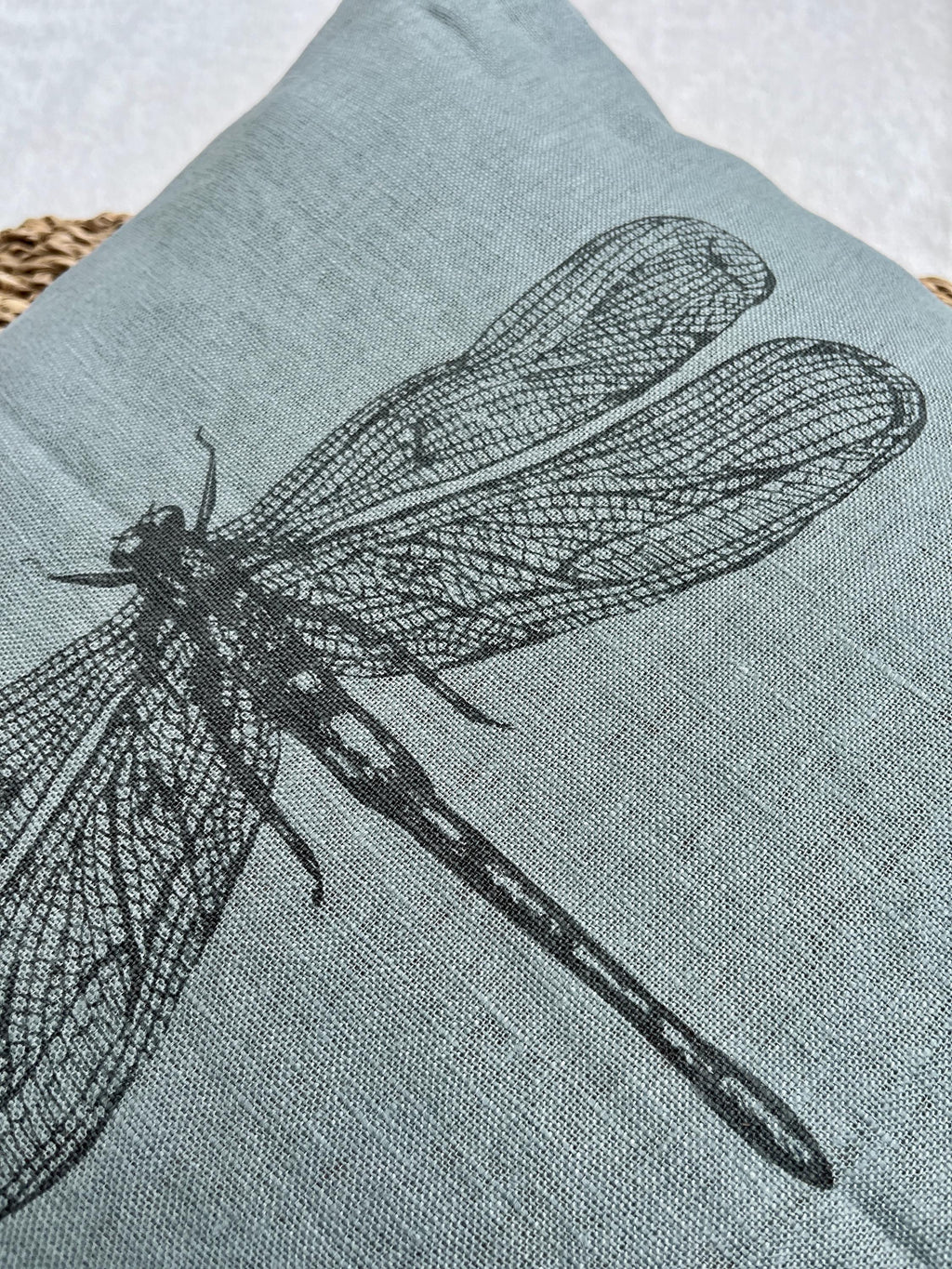 Kissenbezug 100 % Leinen Motiv Libelle, Siebdruck, Kissenhülle / Kissen 50 x 50 cm salbeigrün, Wohndekoration Frühling / Sommer nachhaltig