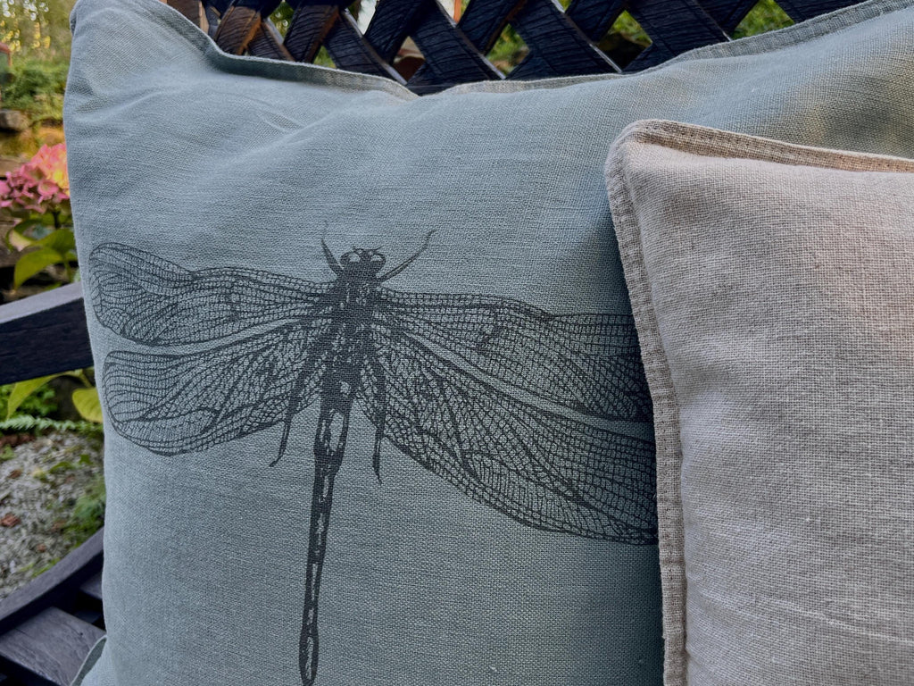 Kissenbezug 100 % Leinen Motiv Libelle, Siebdruck, Kissenhülle / Kissen 50 x 50 cm salbeigrün, Wohndekoration Frühling / Sommer nachhaltig
