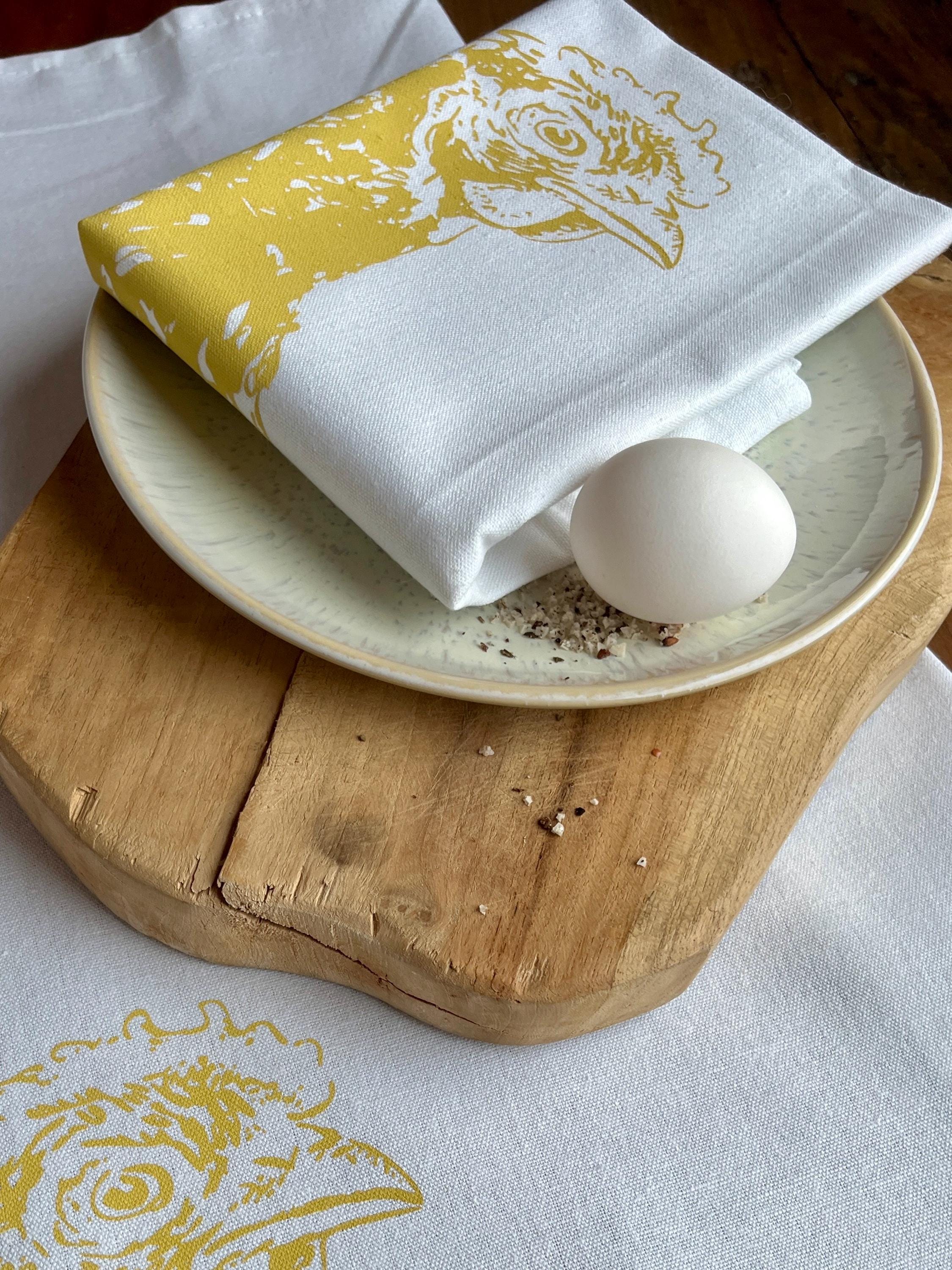 Handbedrucktes Geschirrtuch in weiß mit Huhn Illustration aus Halbleinen, einzigartige Siebdruck Handarbeit, Geschenk für Ostern