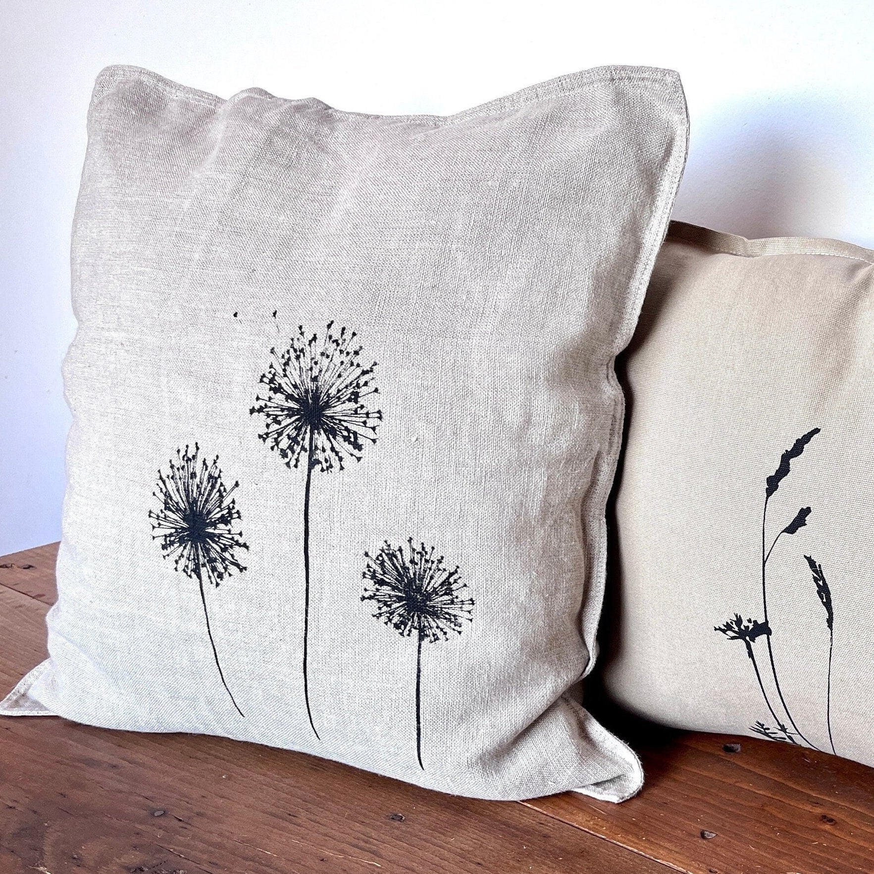 Edler Leinen-Kissenbezug natur handbedruckt mit schwarzem Allium-Motiv, Siebdruck Unikat mit zeitlosem minimalistischen Blumen-Design